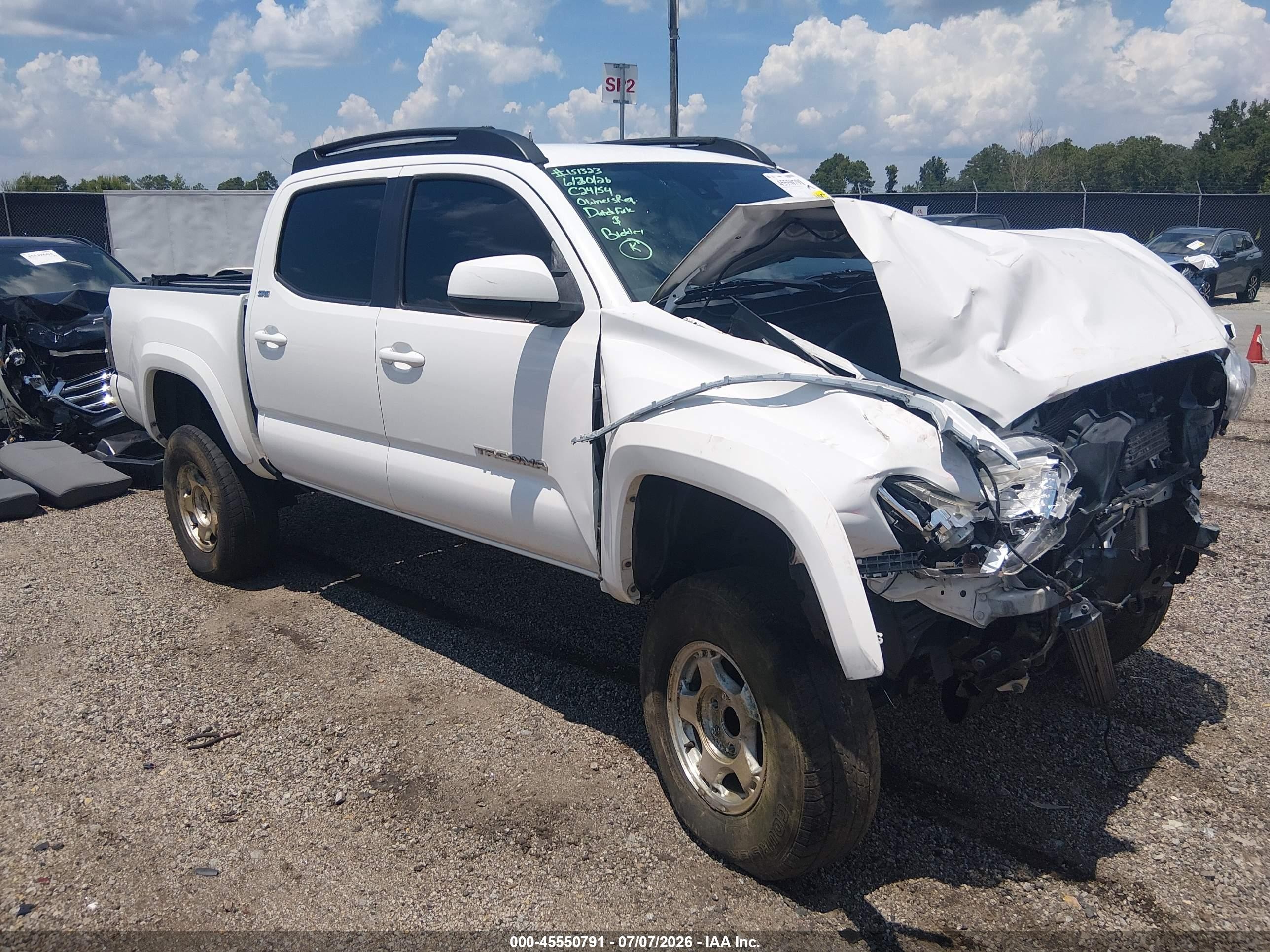 2019 Toyota Tacoma TRD Sport, VIN 3TMAZ5CNXKM109984 — Перед