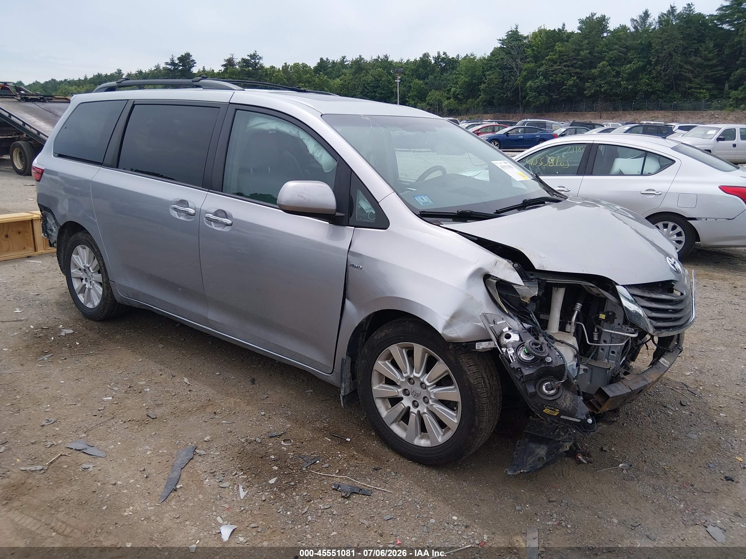 2016 Toyota Sienna XLE, VIN 5TDDK3DC8GS135297 — Front end