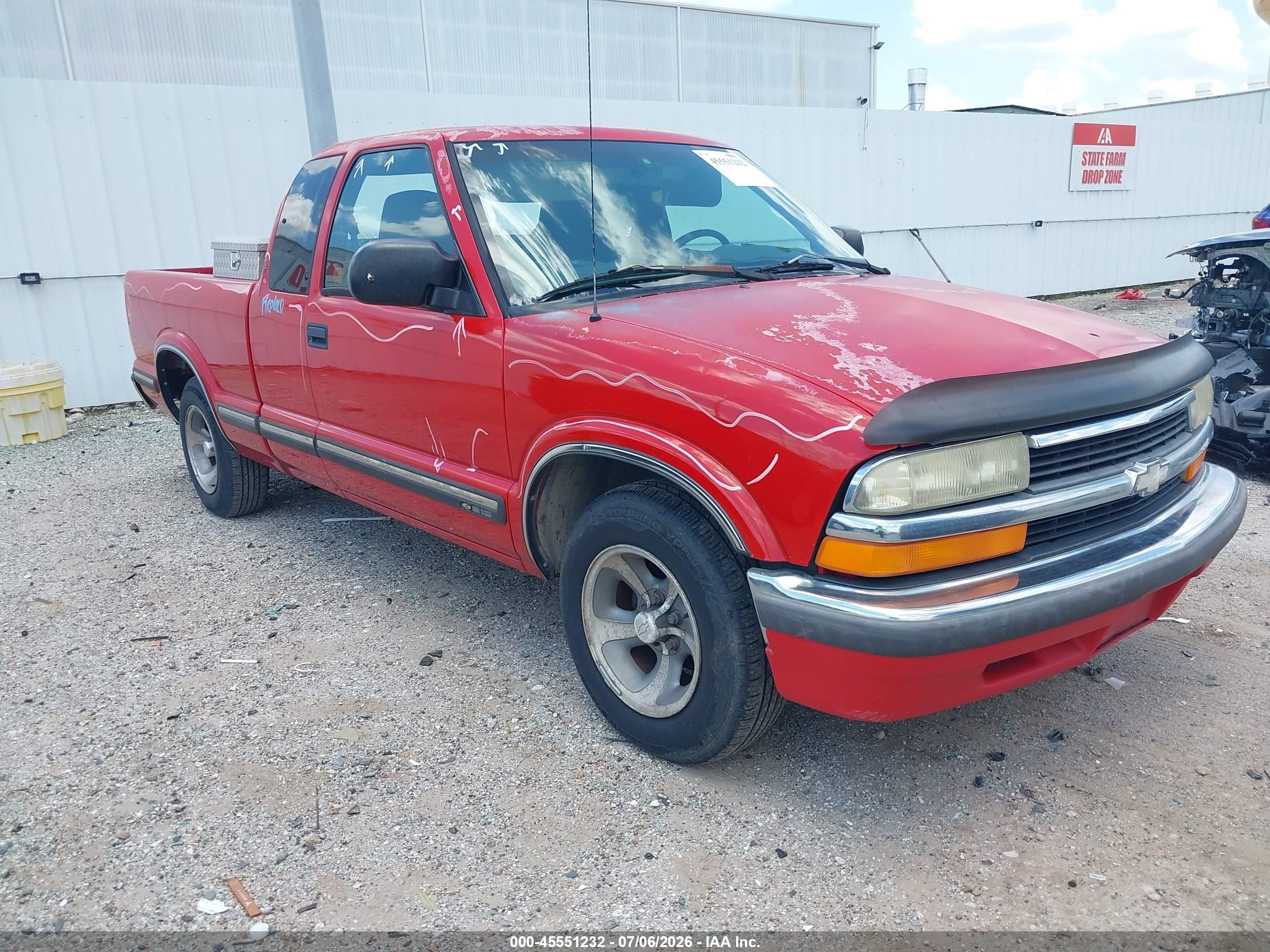 1999 Chevrolet S-10 LS, VIN 1GCCS19X3X8135790 — Rear end