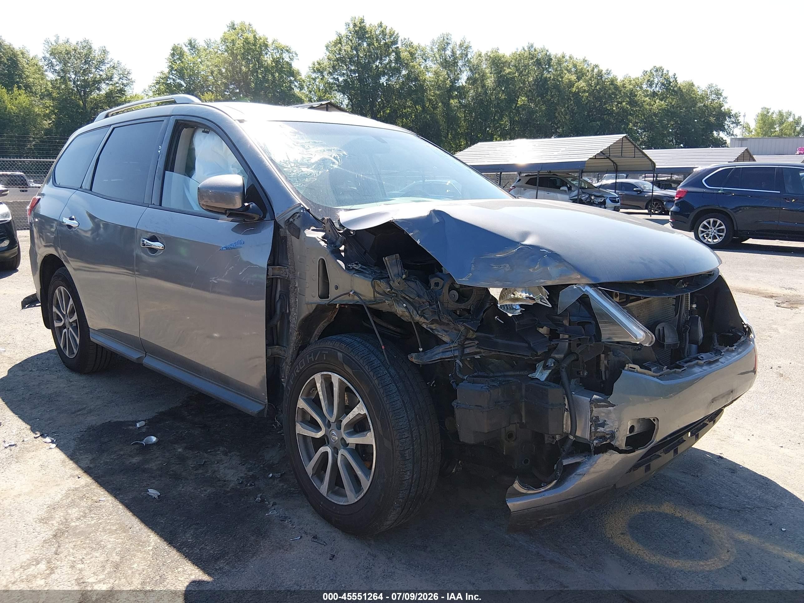 2016 Nissan Pathfinder Platinum, VIN 5N1AR2MM2GC632389 — Перед