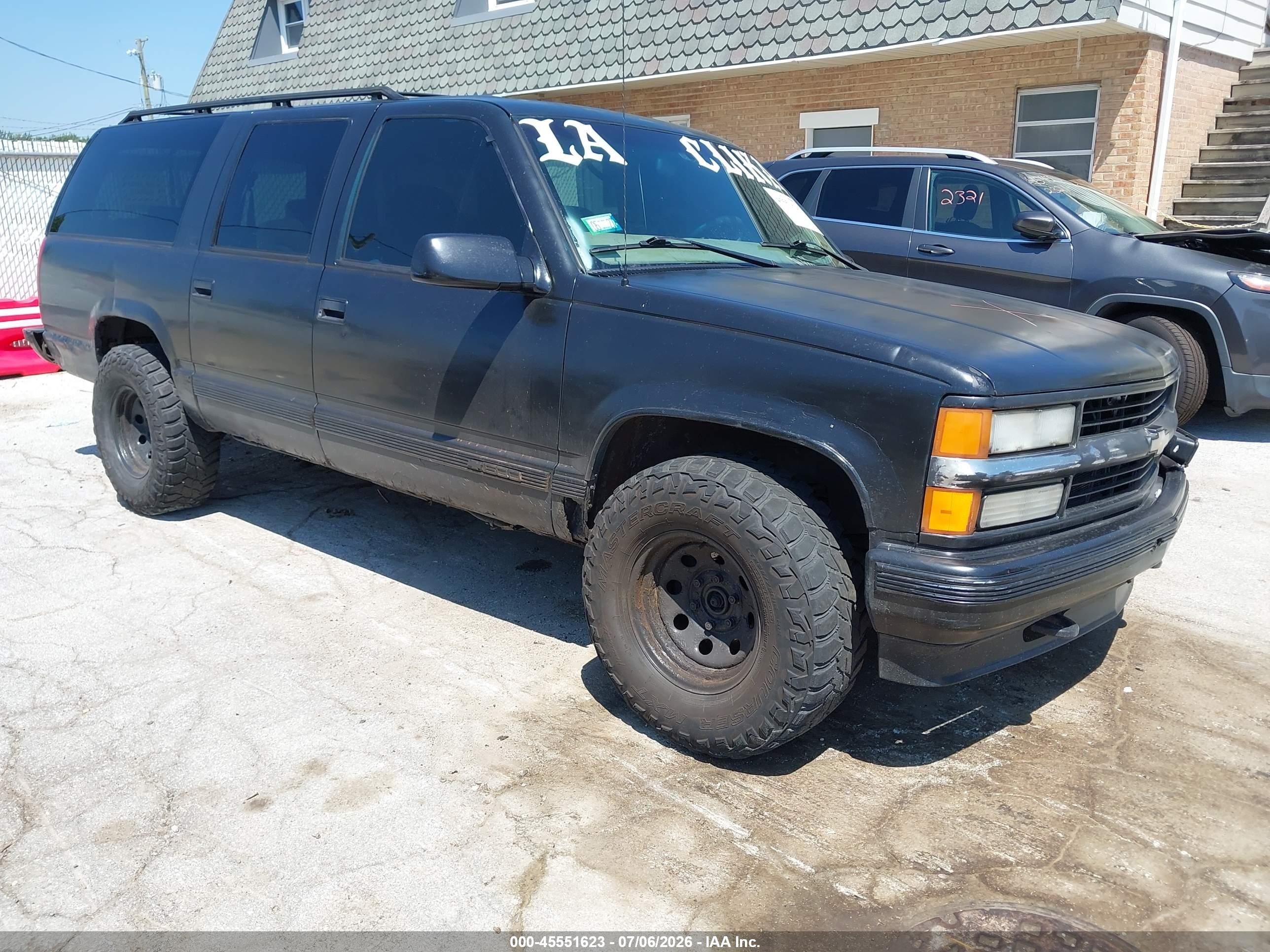 1997 Chevrolet Suburban, VIN 1GNFK16R3VJ445051 — Front end