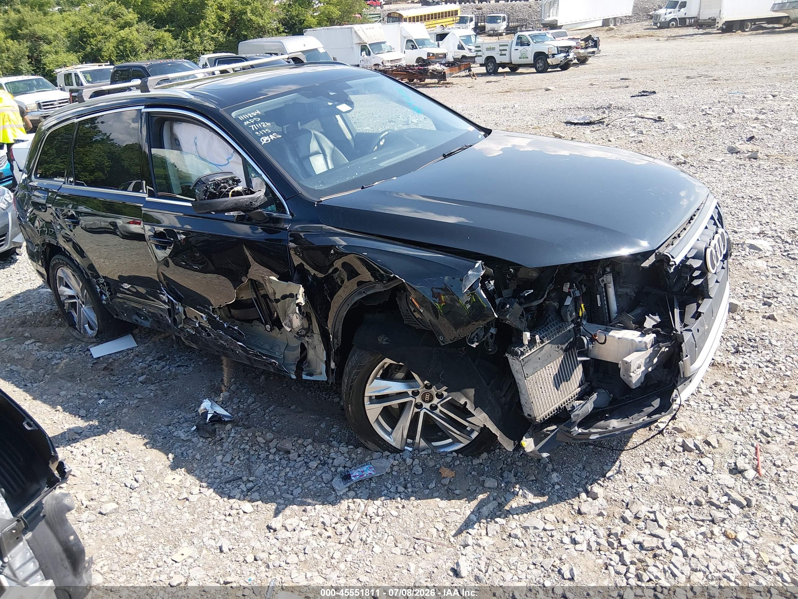 2022 Audi Q7 Premium Plus, VIN WA1LXBF76ND013175 — Перед