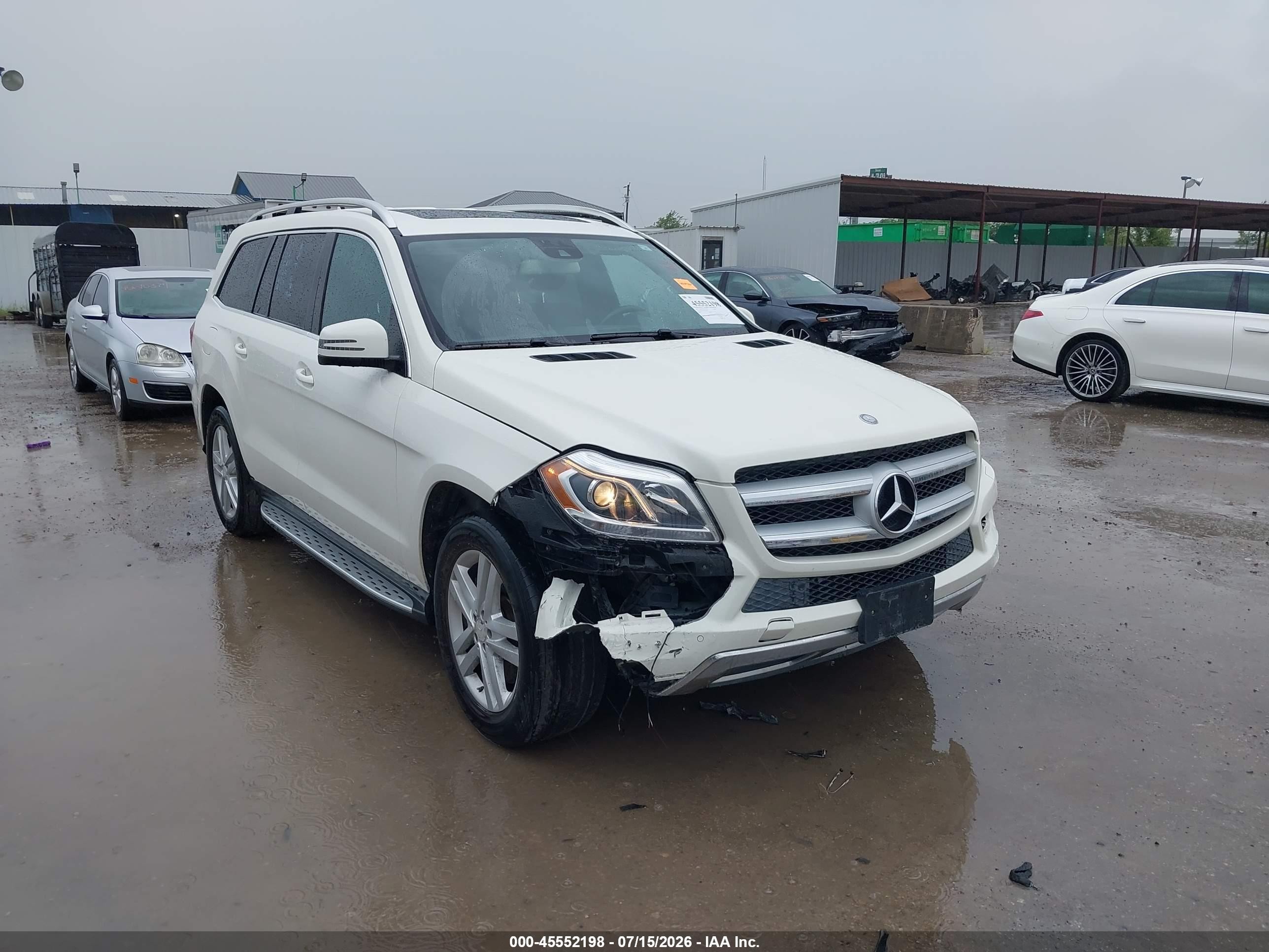 2013 Mercedes-Benz GL 450, VIN 4JGDF7CE8DA225682 — Front end