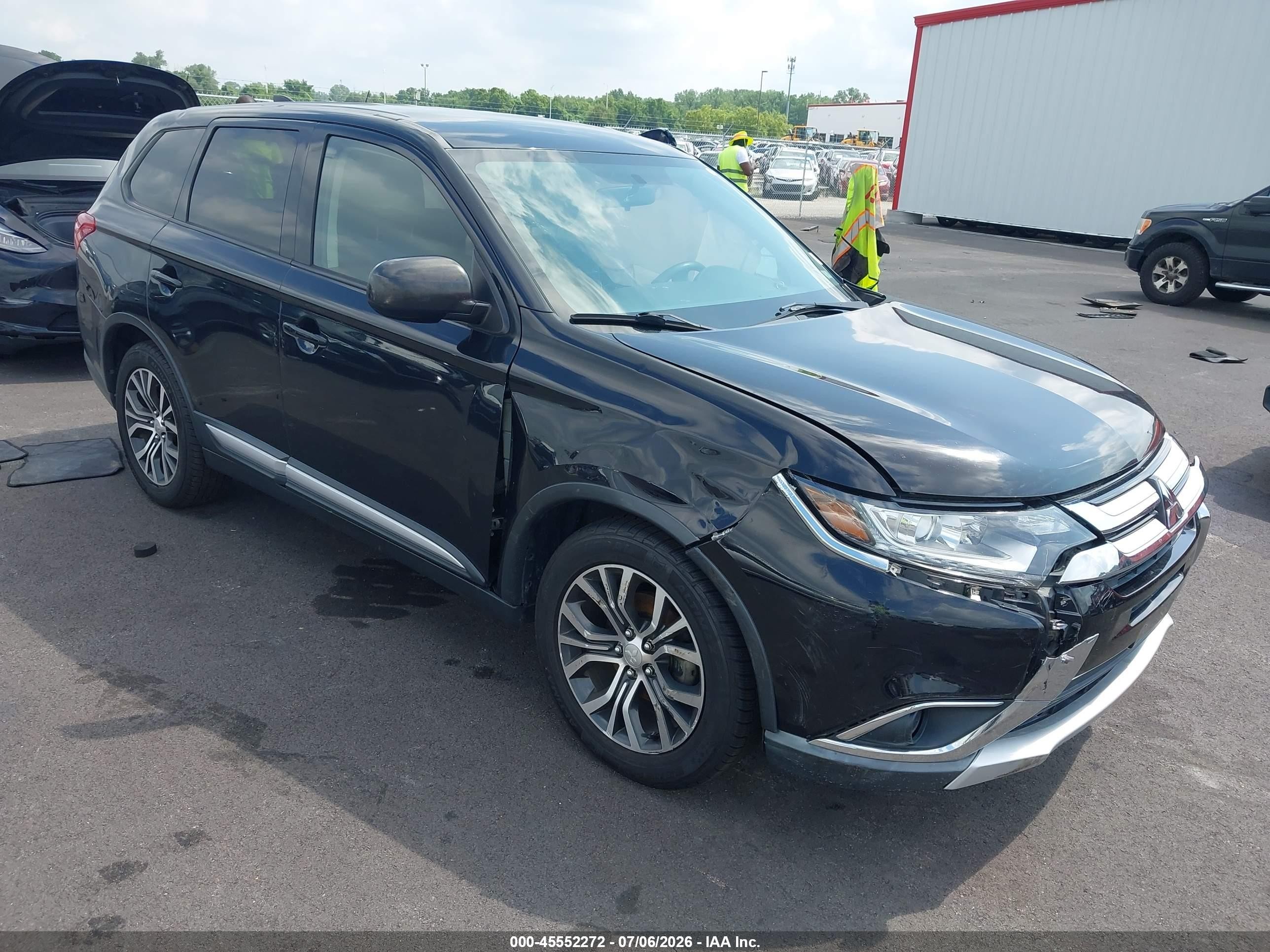 2018 Mitsubishi Outlander ES, VIN JA4AD2A34JZ000801 — Перед