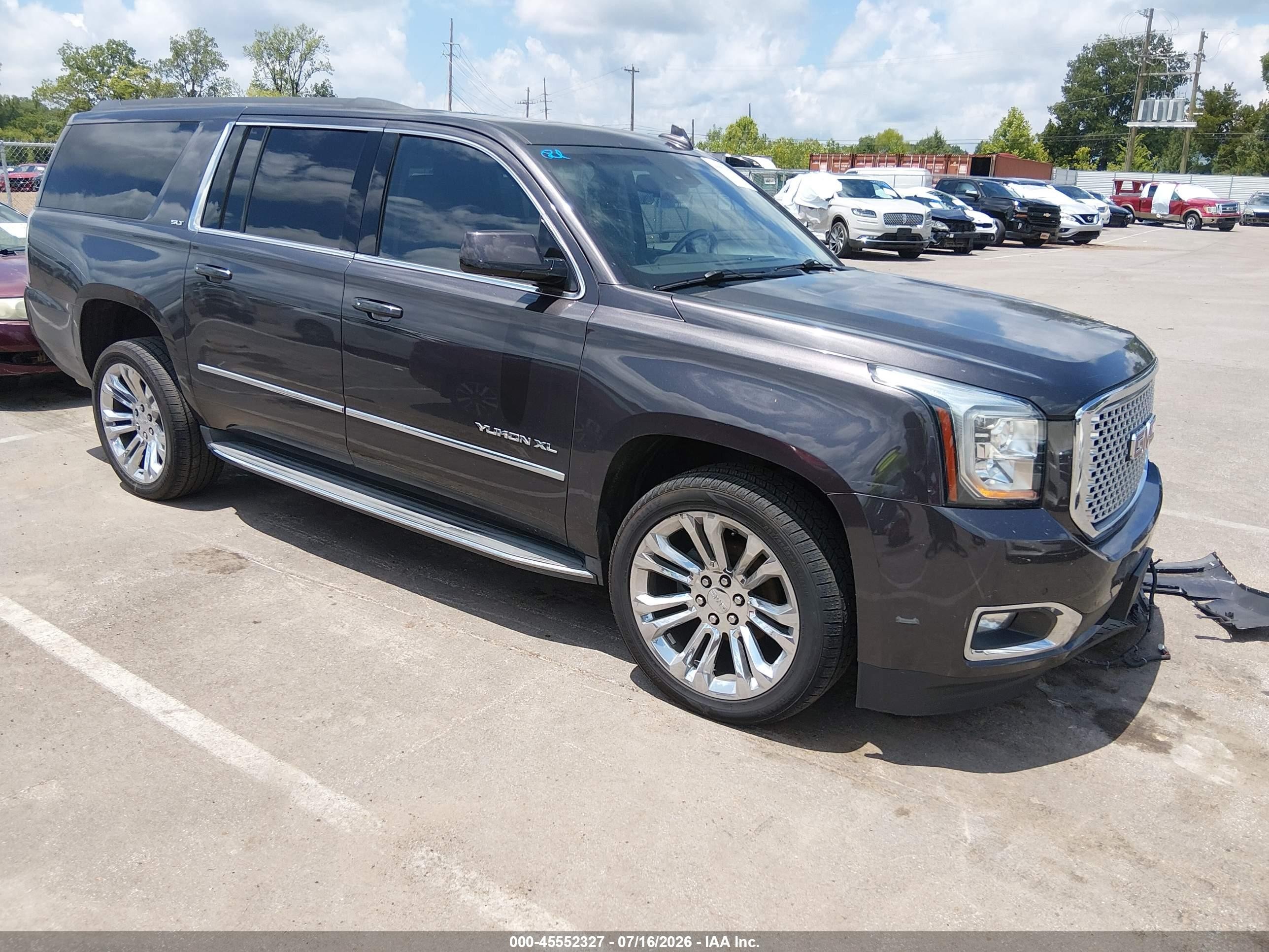 2015 GMC Yukon XL SLT, VIN 1GKS2HKC0FR574907 — Front end
