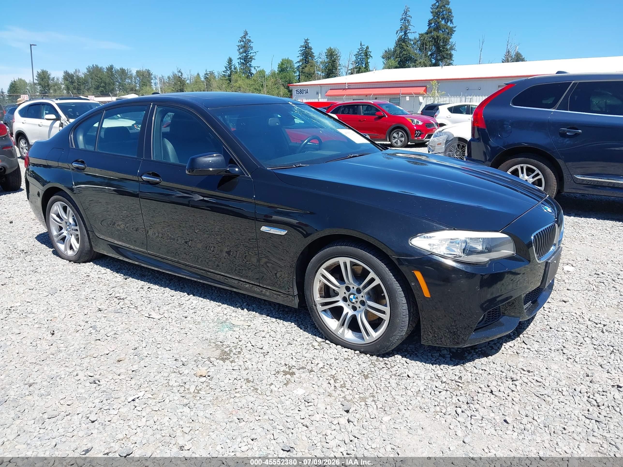 2013 BMW 5 Series 528i xDrive, VIN WBAXH5C55DDW16526 — Перед