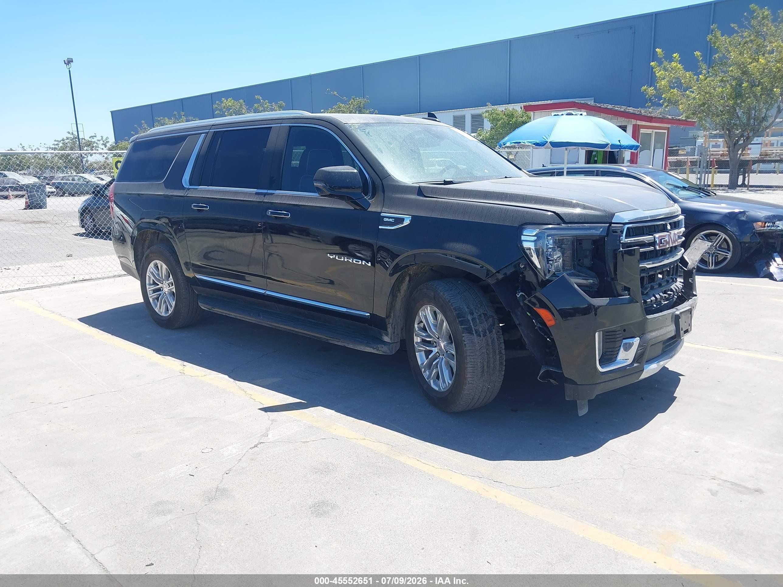 2022 GMC Yukon XL SLT, VIN 1GKS1GKD3NR170908 — Перед