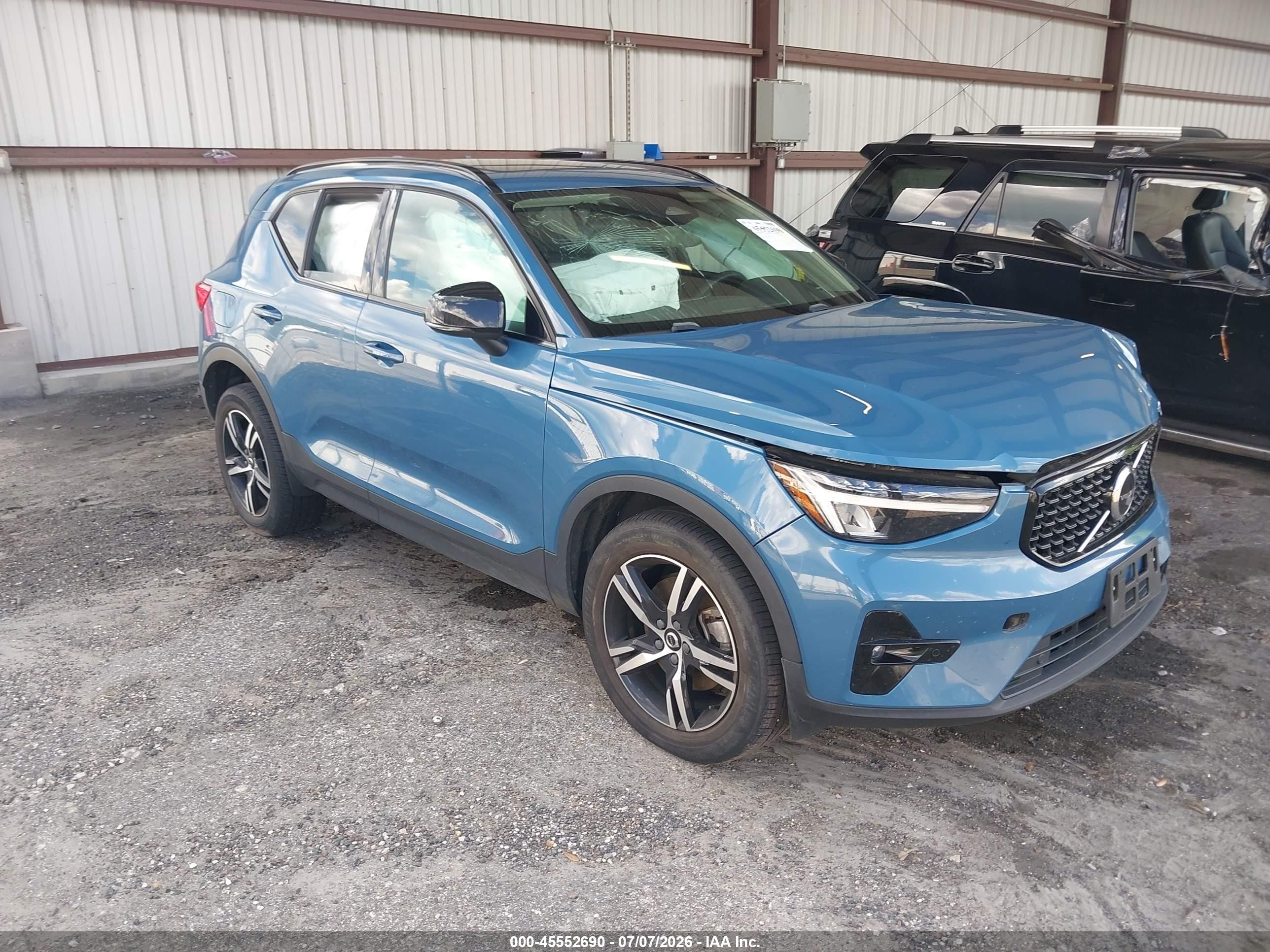 2023 Volvo XC40 Plus Dark Theme, VIN YV4L12UW8P2967018 — Перед