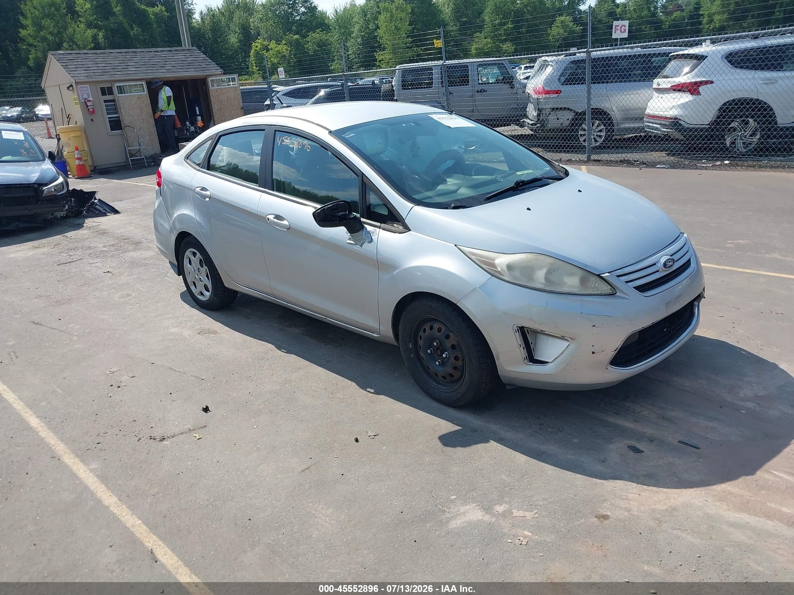 2011 Ford Fiesta S, VIN 3FADP4AJ2BM173696 — Front end