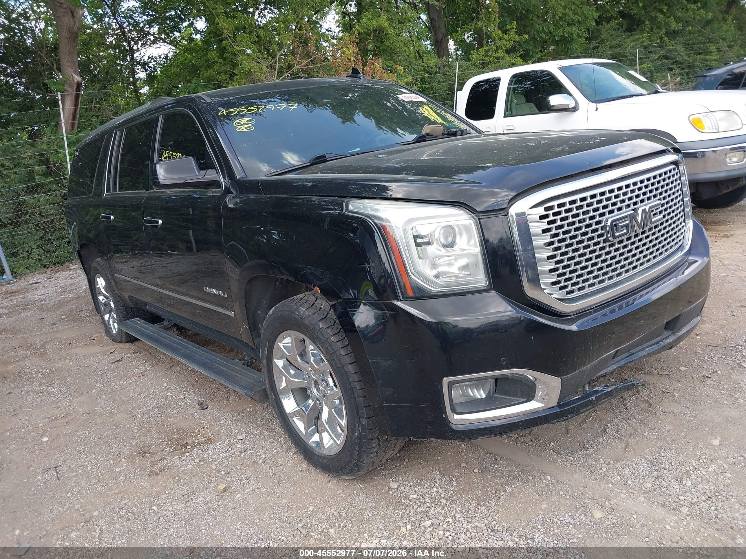 2015 GMC Yukon XL Denali, VIN 1GKS2JKJXFR541774 — Front end