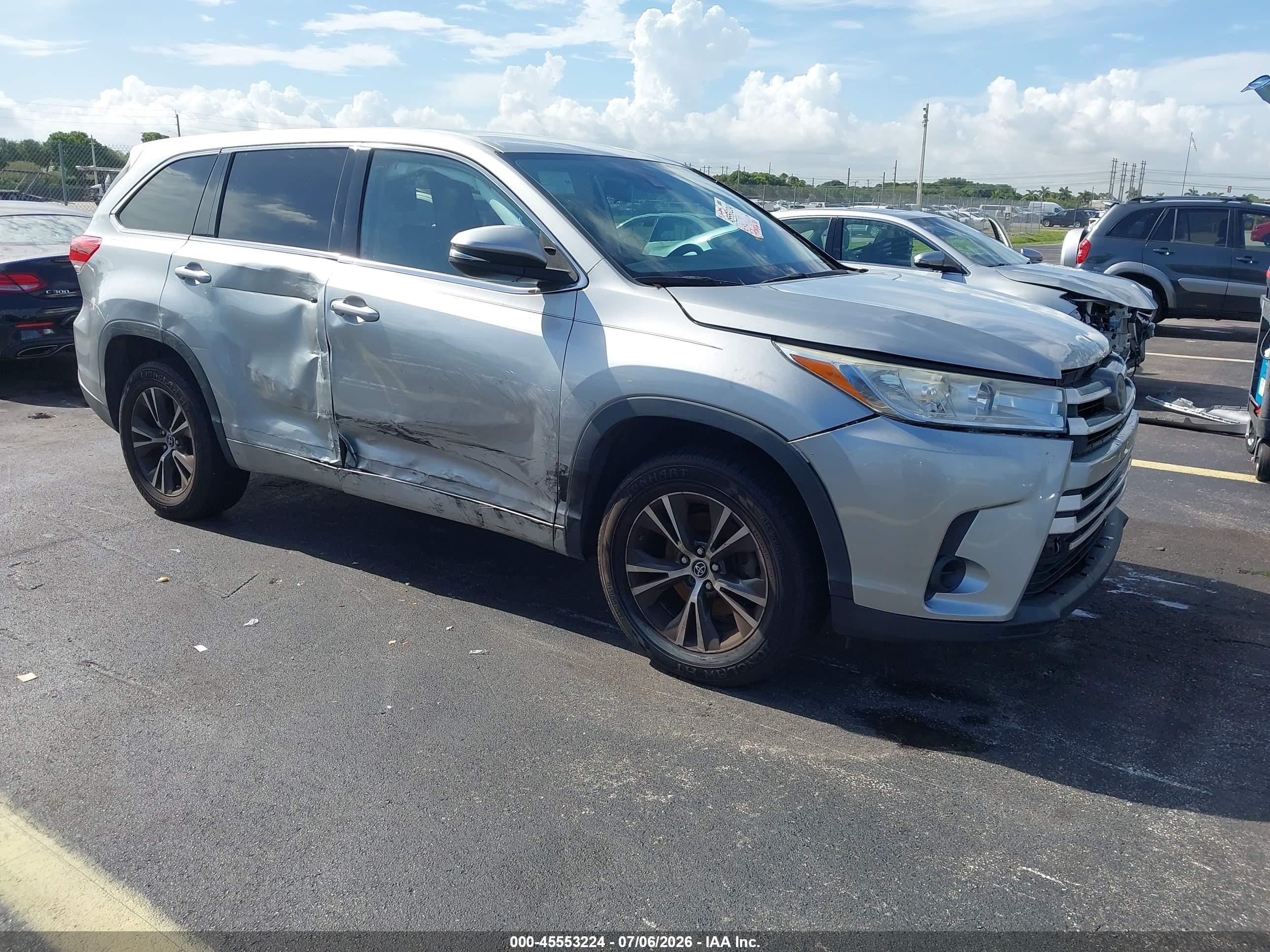 2018 Toyota Highlander LE, VIN 5TDZARFH6JS041687 — Side