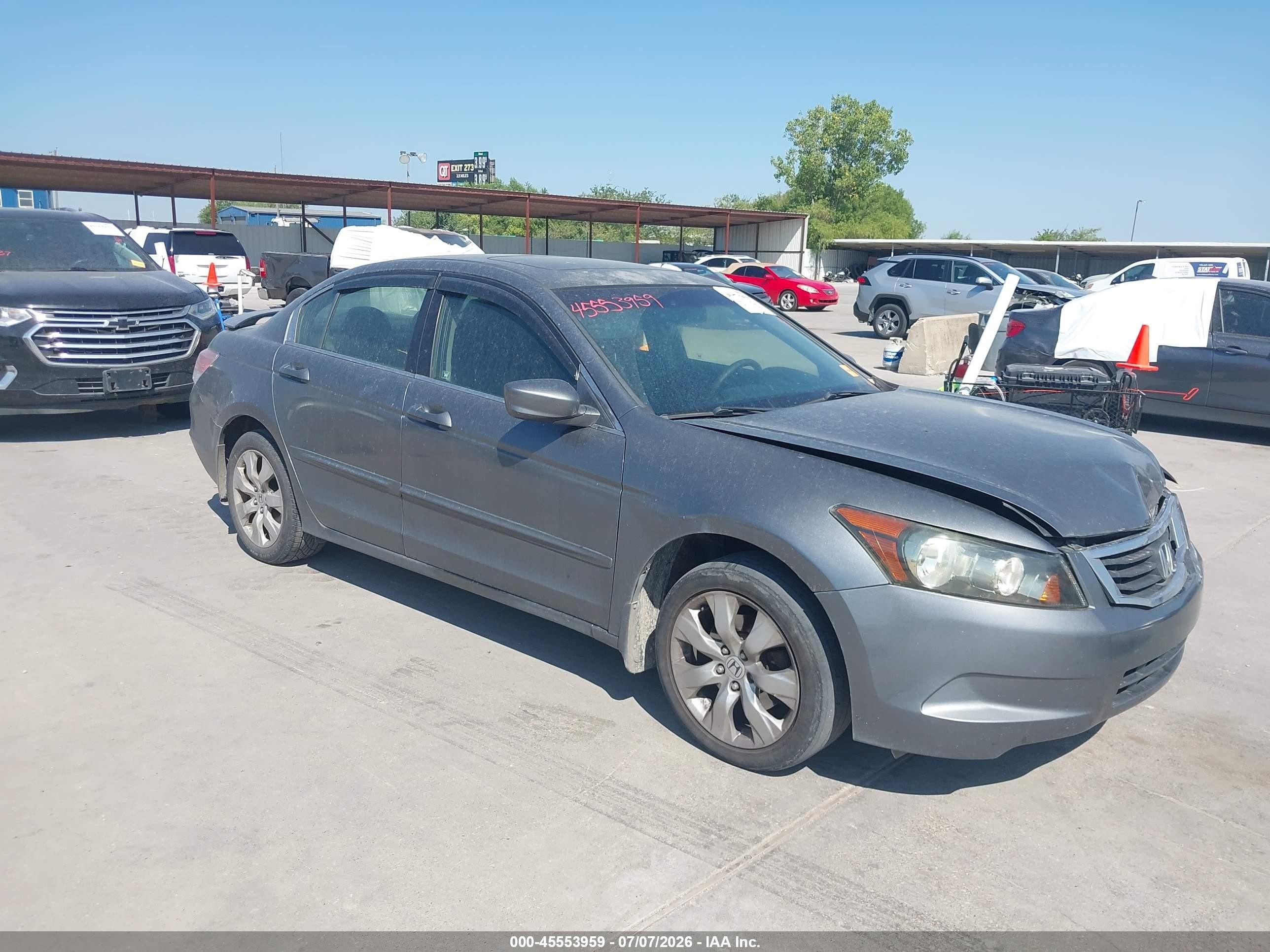 2008 Honda Accord EX-L, VIN JHMCP26818C007341 — Перед