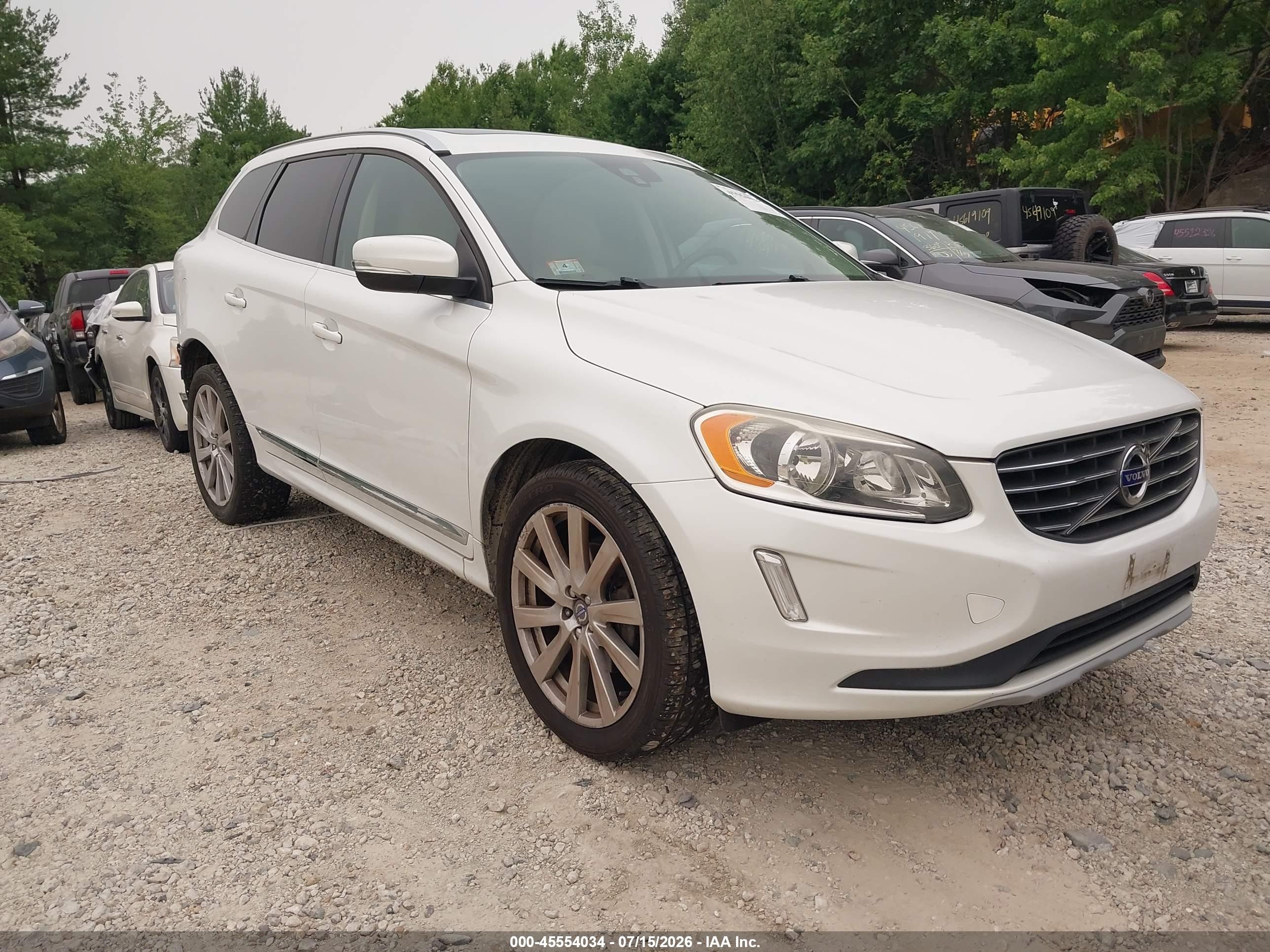 2017 Volvo XC60 Inscription, VIN YV440MRU9H2136302 — Зад