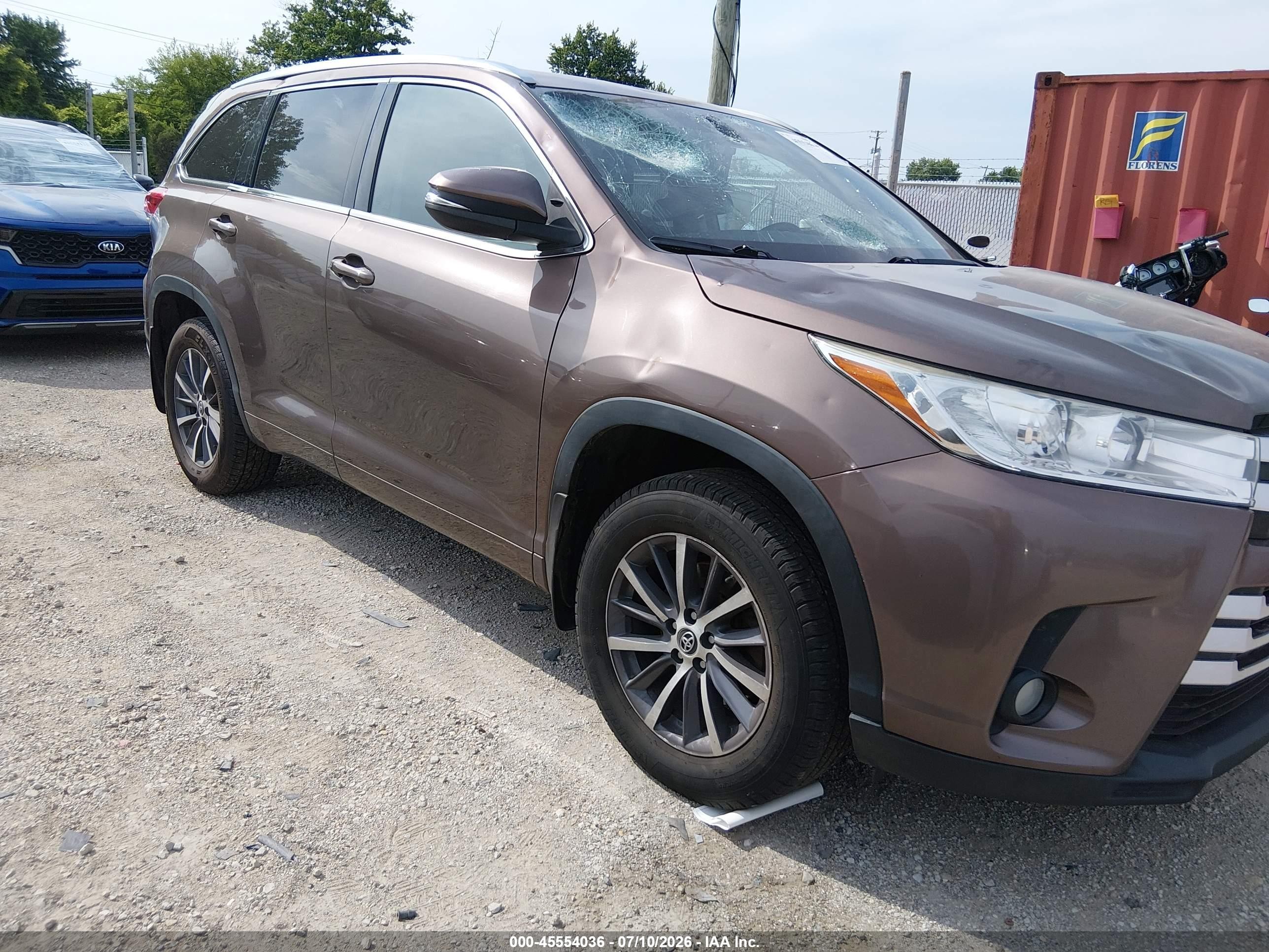 2017 Toyota Highlander XLE, VIN 5TDJZRFH2HS443089 — Hail