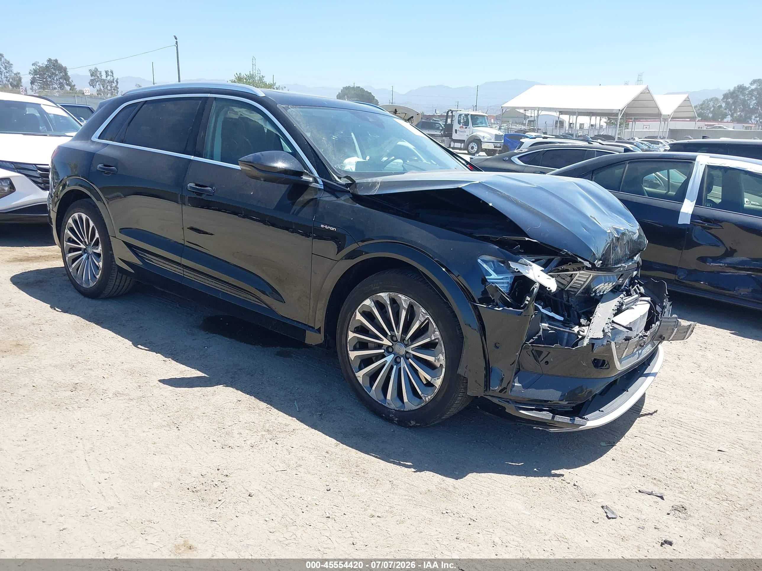 2019 Audi e-tron Prestige, VIN WA1VABGE6KB010775 — Front end