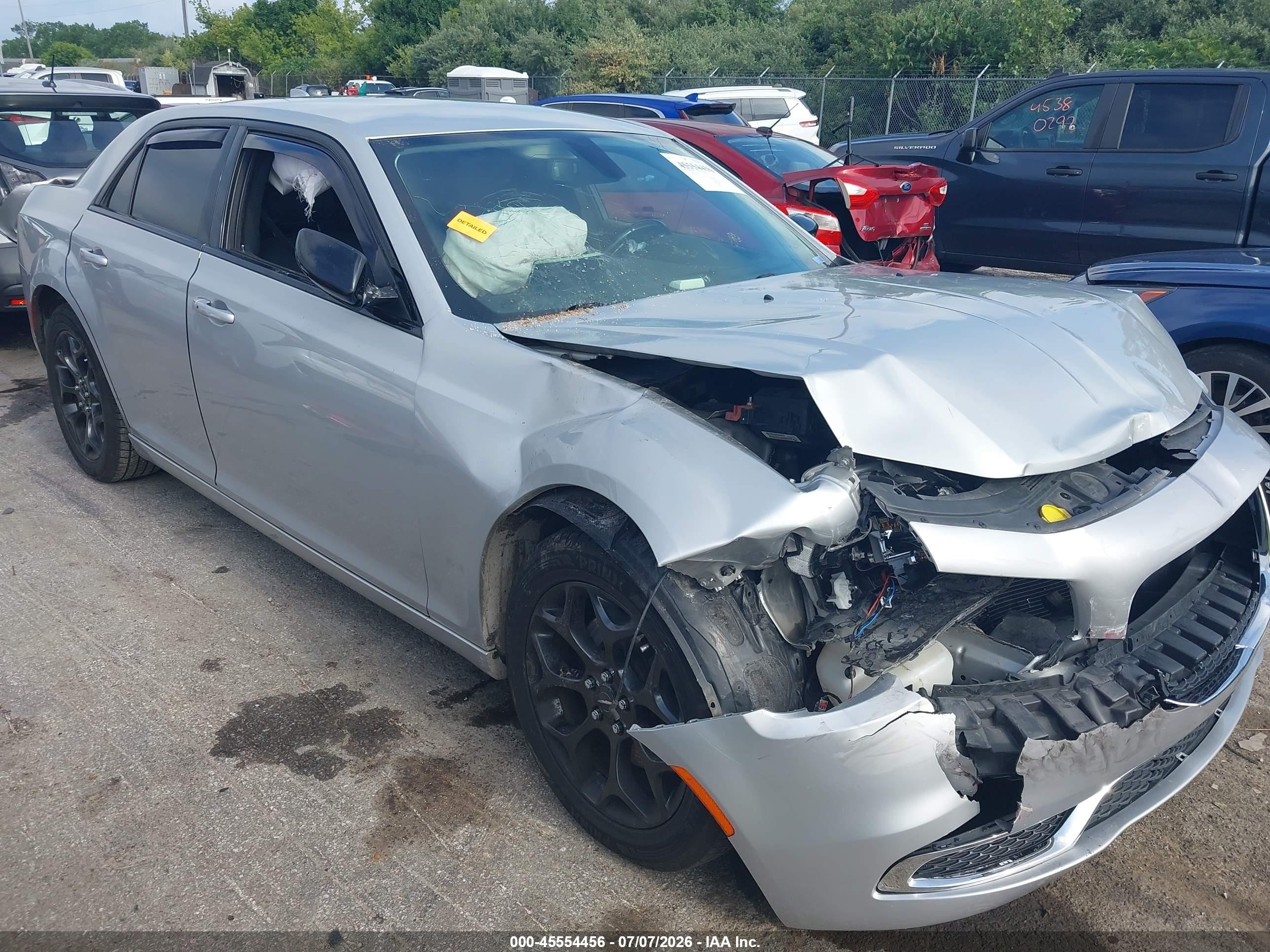 2019 Chrysler 300 Touring L, VIN 2C3CCARG5KH626026 — Перед