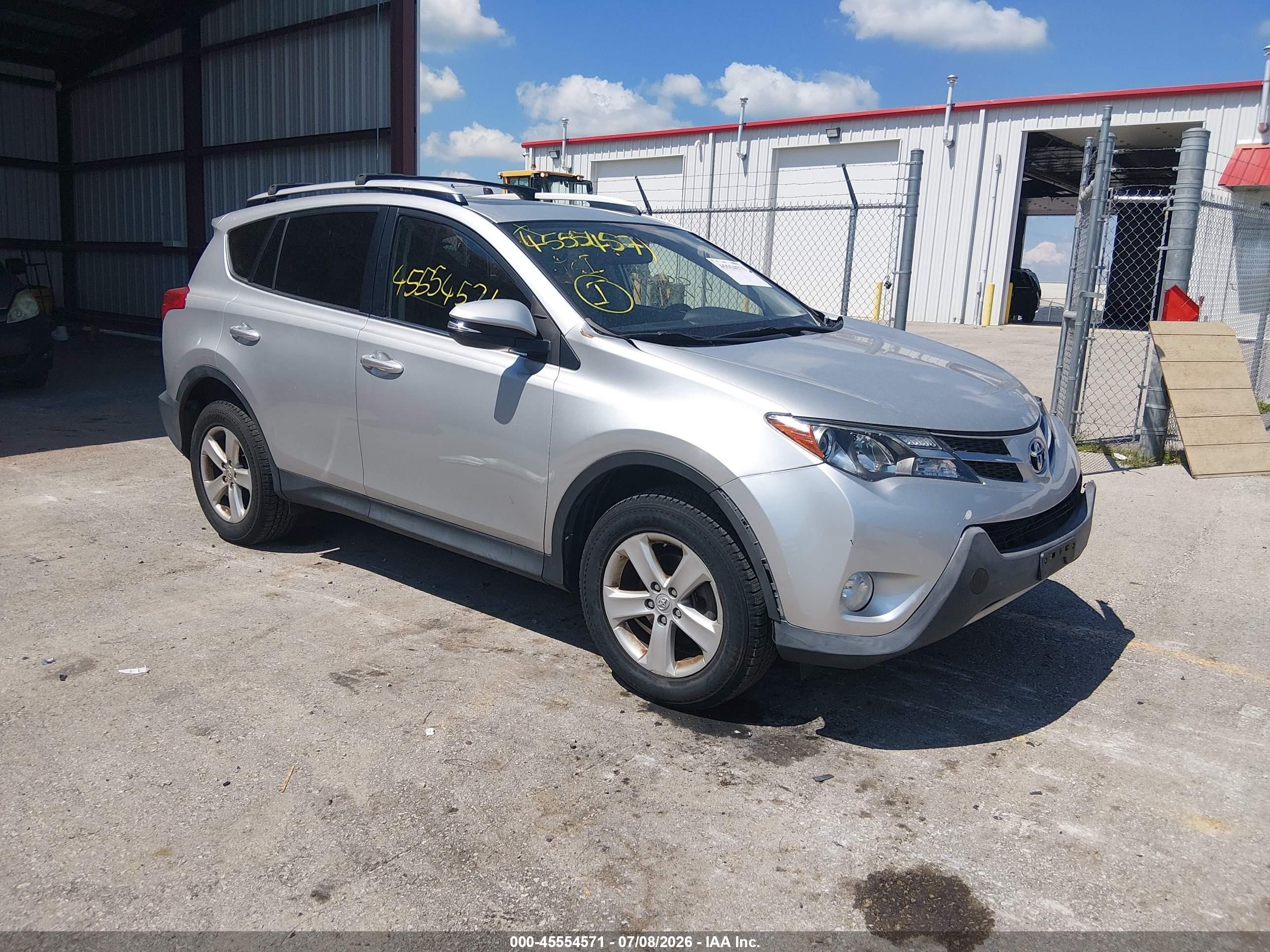 2013 Toyota RAV4 XLE, VIN JTMRFREV5D5013981 — Front end