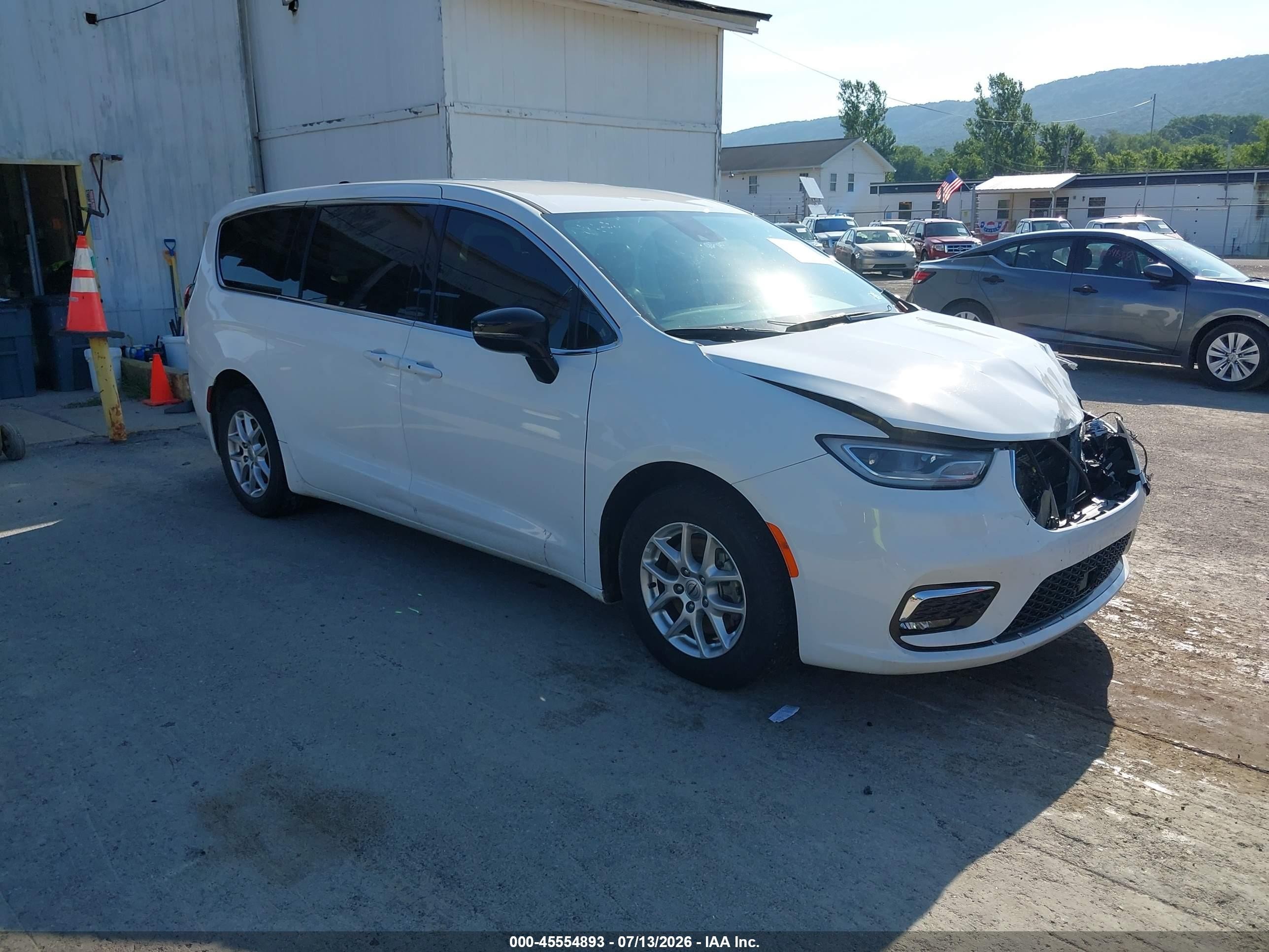 2024 Chrysler Pacifica Touring L, VIN 2C4RC1BG0RR151583 — Front end