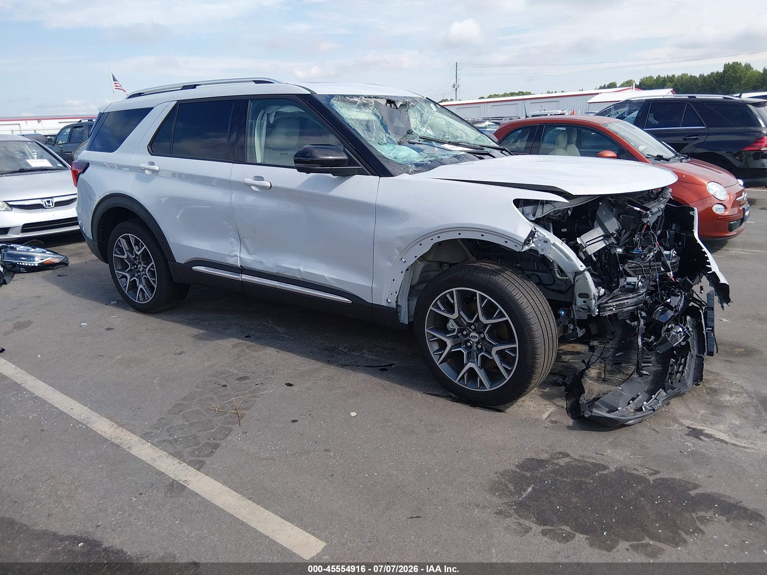 2025 Ford Explorer Platinum, VIN 1FMWK8HC4SGB55433 — Перед