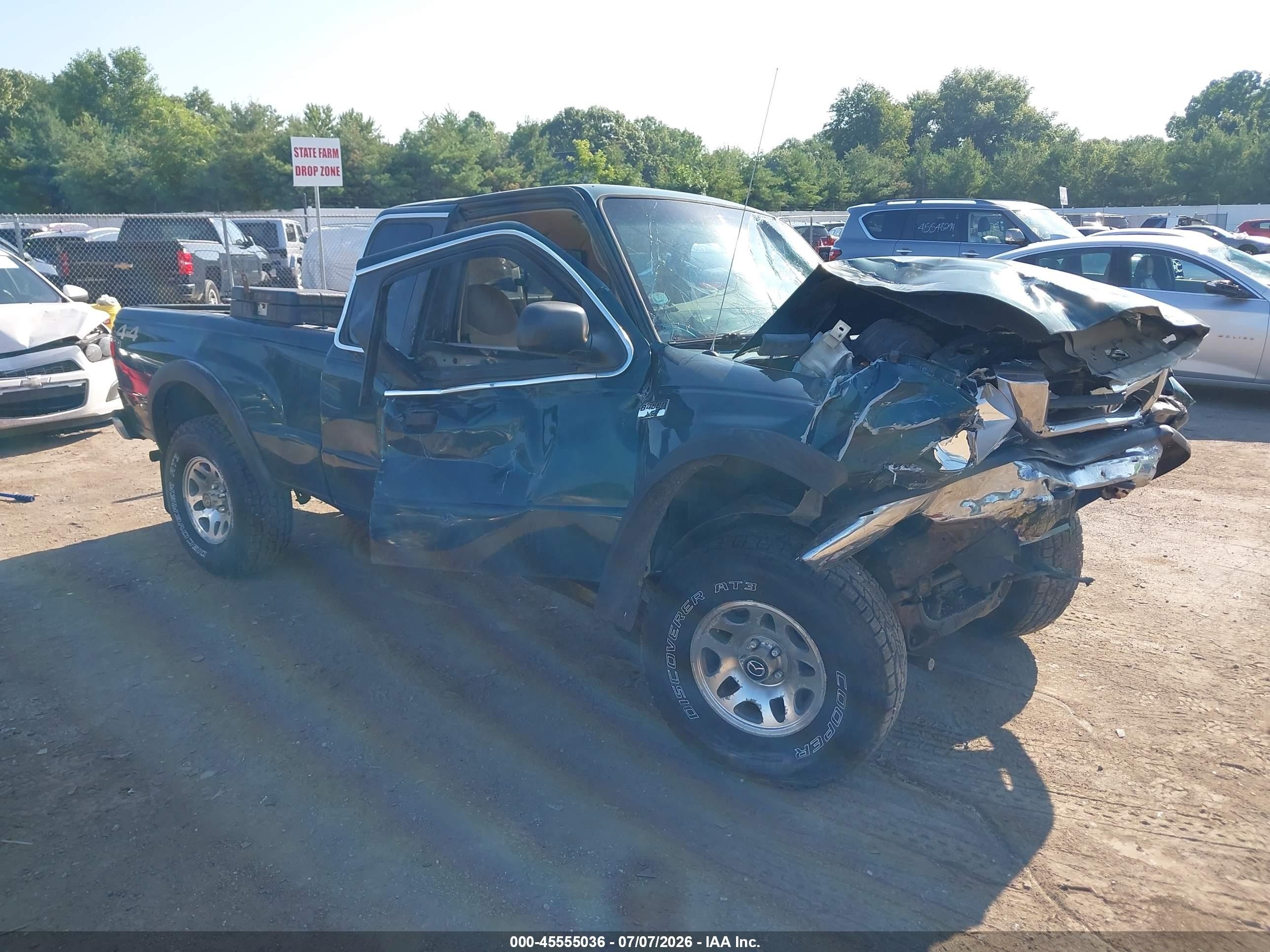 1998 Mazda B-Series SE, VIN 4F4ZR17X3WTM41240 — Перед