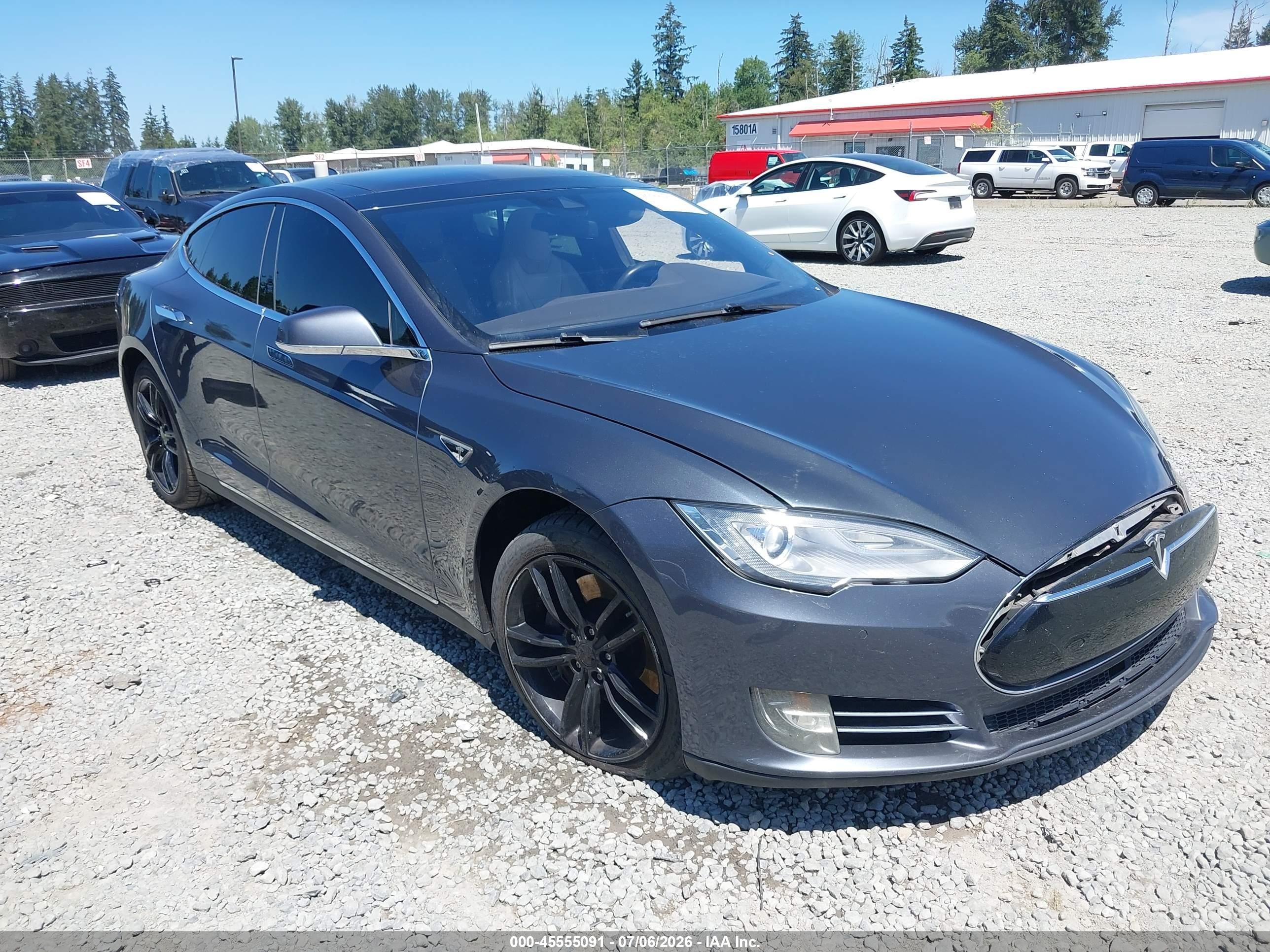2016 Tesla Model S 90D, VIN 5YJSA1E21GF129396 — Бок