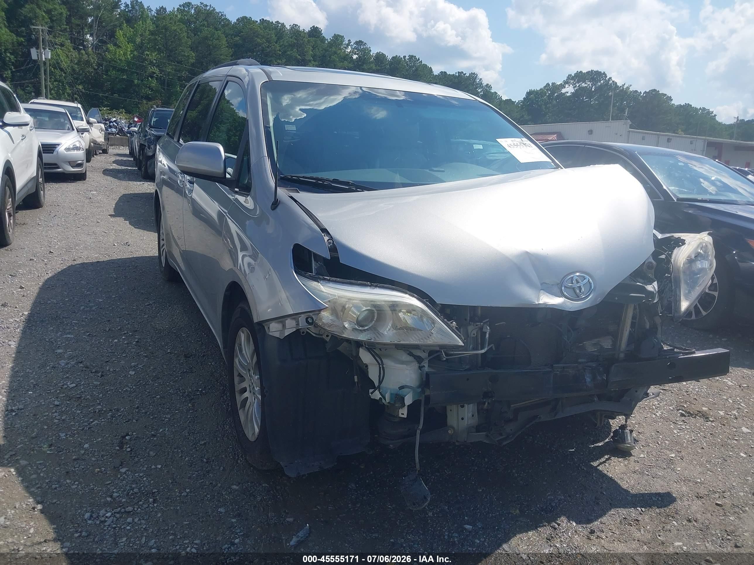 2014 Toyota Sienna XLE, VIN 5TDYK3DC6ES454938 — Front end