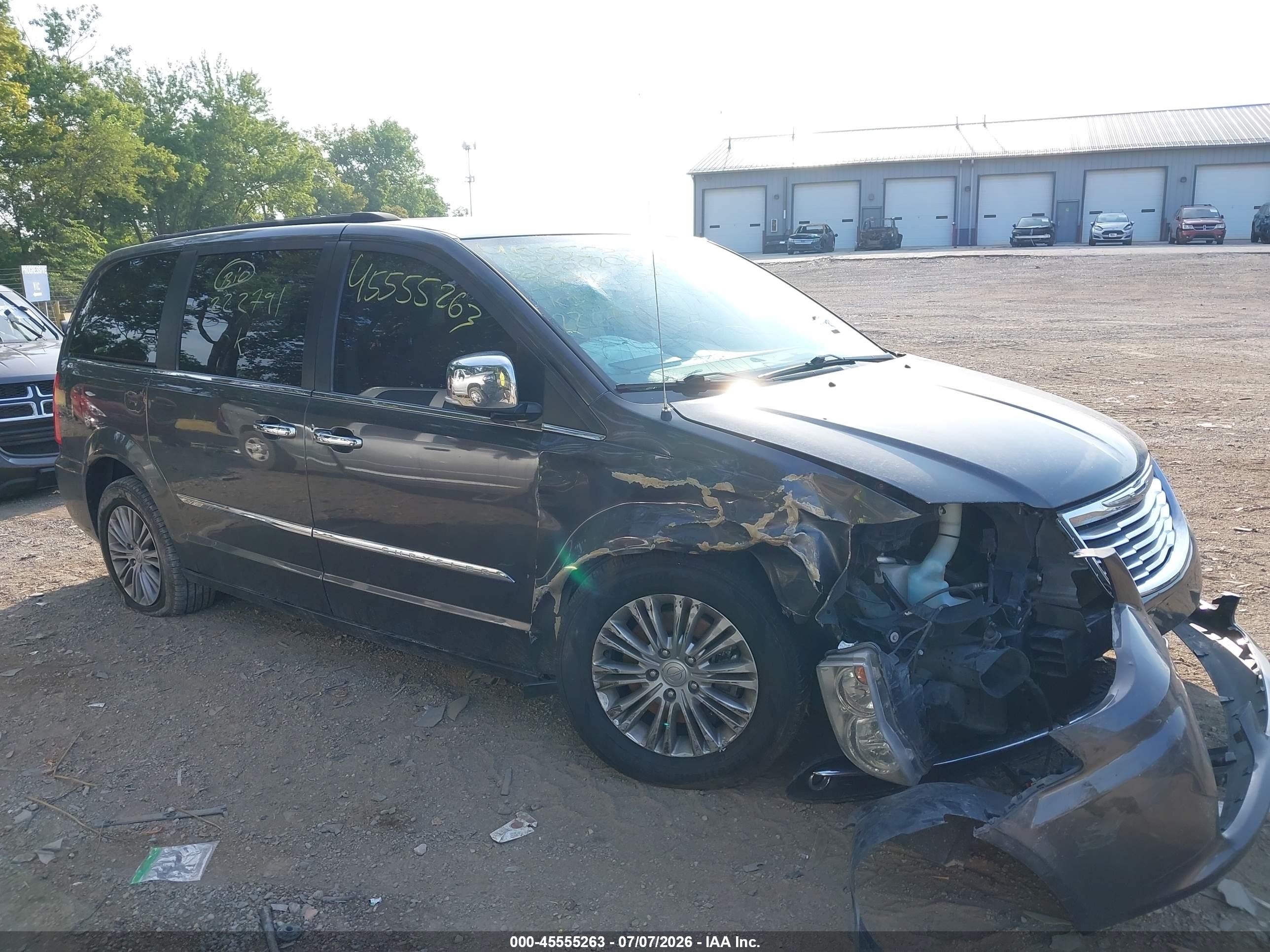 2016 Chrysler Town & Country Touring L Anniversary Edition, VIN 2C4RC1CG7GR222791 — Перед
