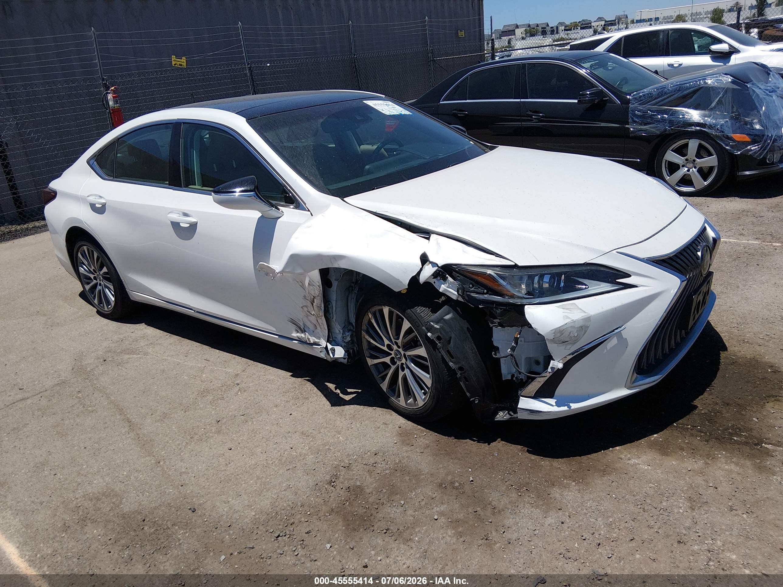2020 Lexus ES 350, VIN 58ADZ1B11LU070272 — Front end