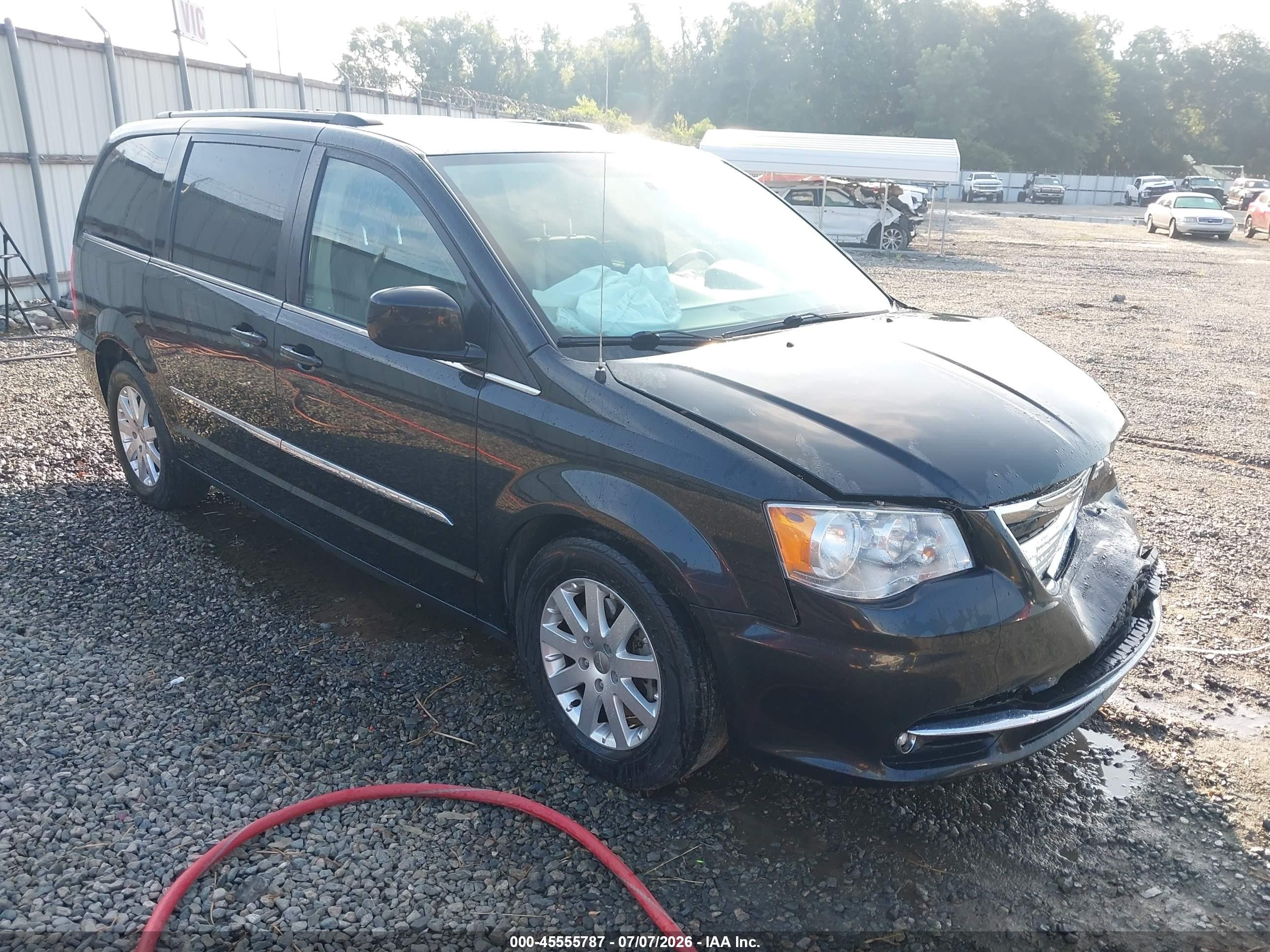 2014 Chrysler Town & Country Touring, VIN 2C4RC1BG9ER400389 — Front end