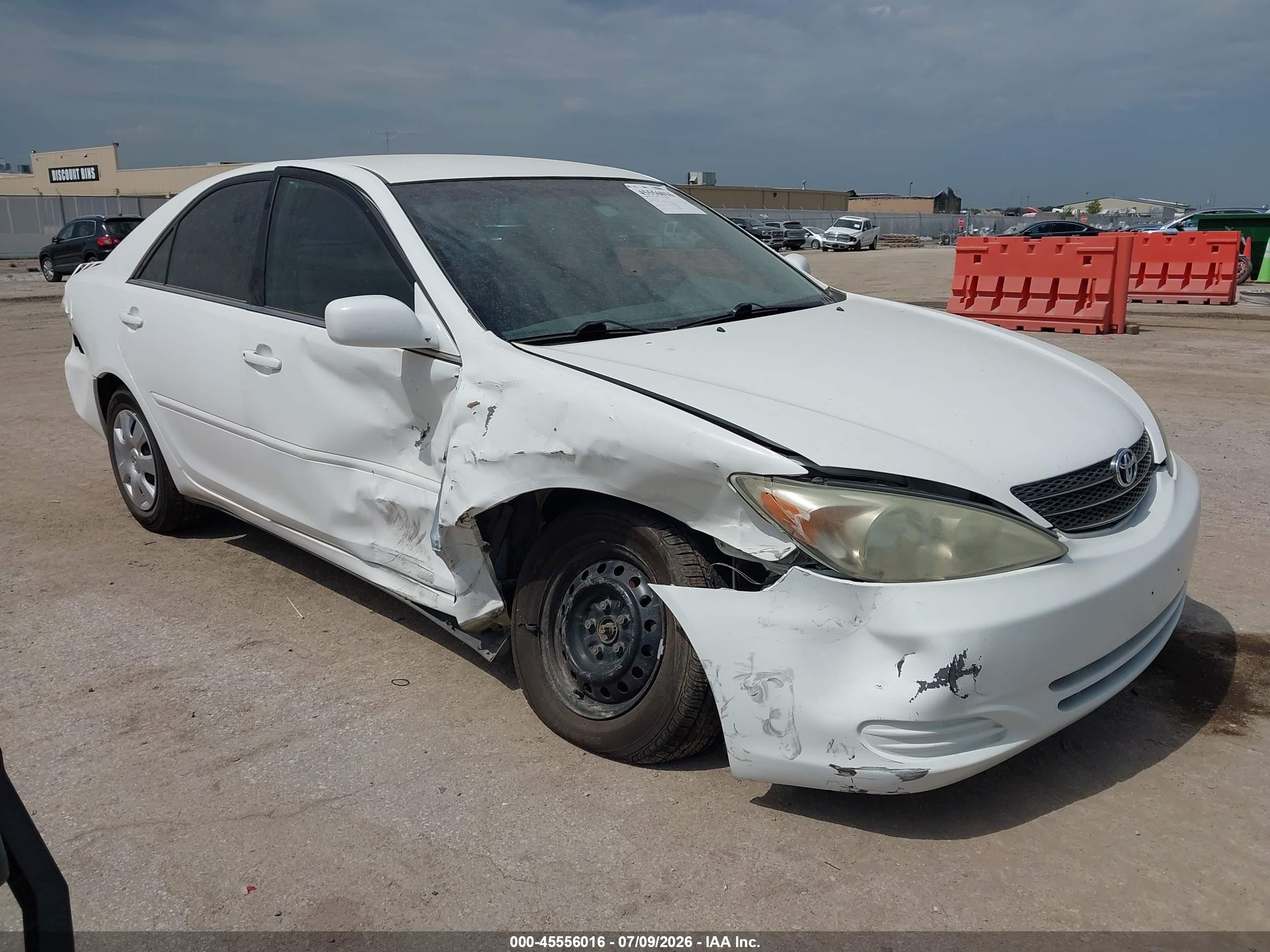 2004 Toyota Camry LE, VIN 4T1BE32K64U367781 — Side