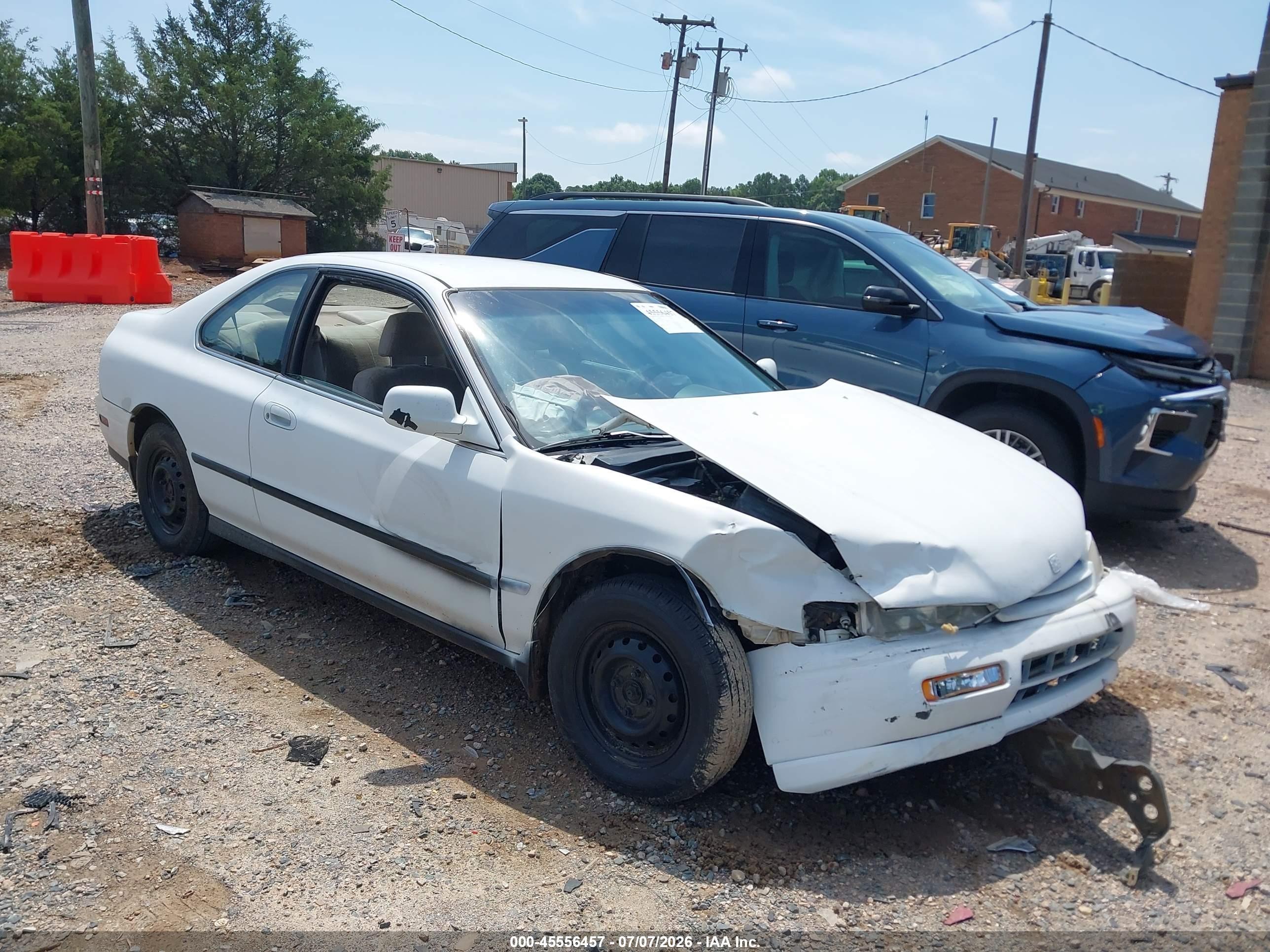 1994 Honda Accord LX, VIN 1HGCD7132RA005714 — Перед