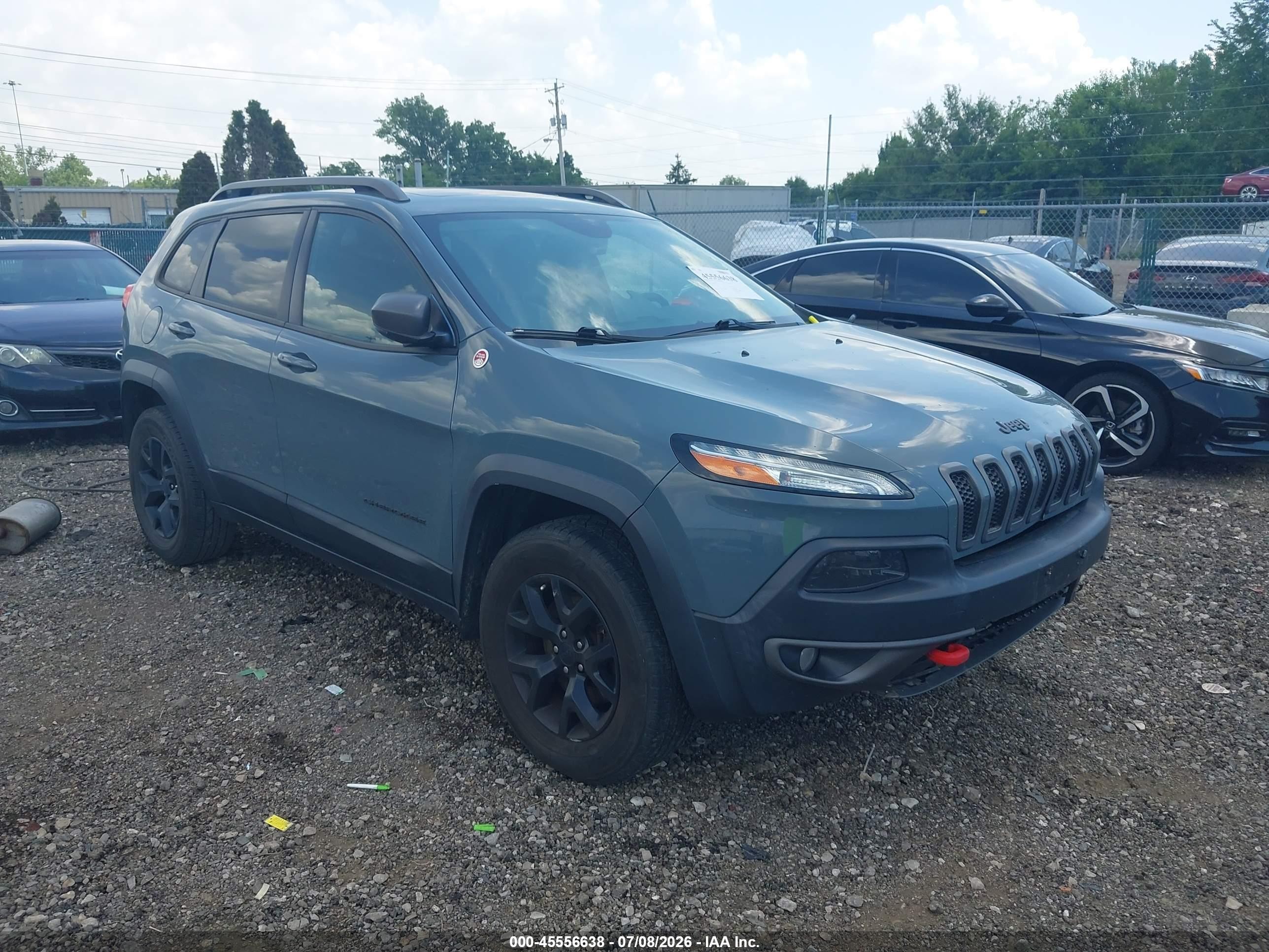 2015 Jeep Cherokee Trailhawk, VIN 1C4PJMBB2FW551229 — Перед