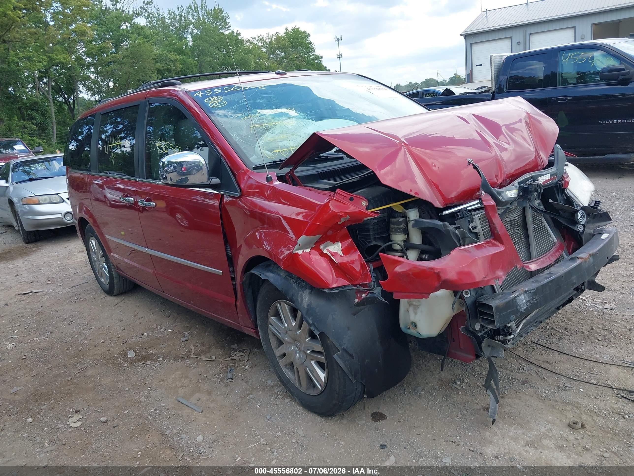 2008 Chrysler Town & Country Limited, VIN 2A8HR64X68R661481 — Front end