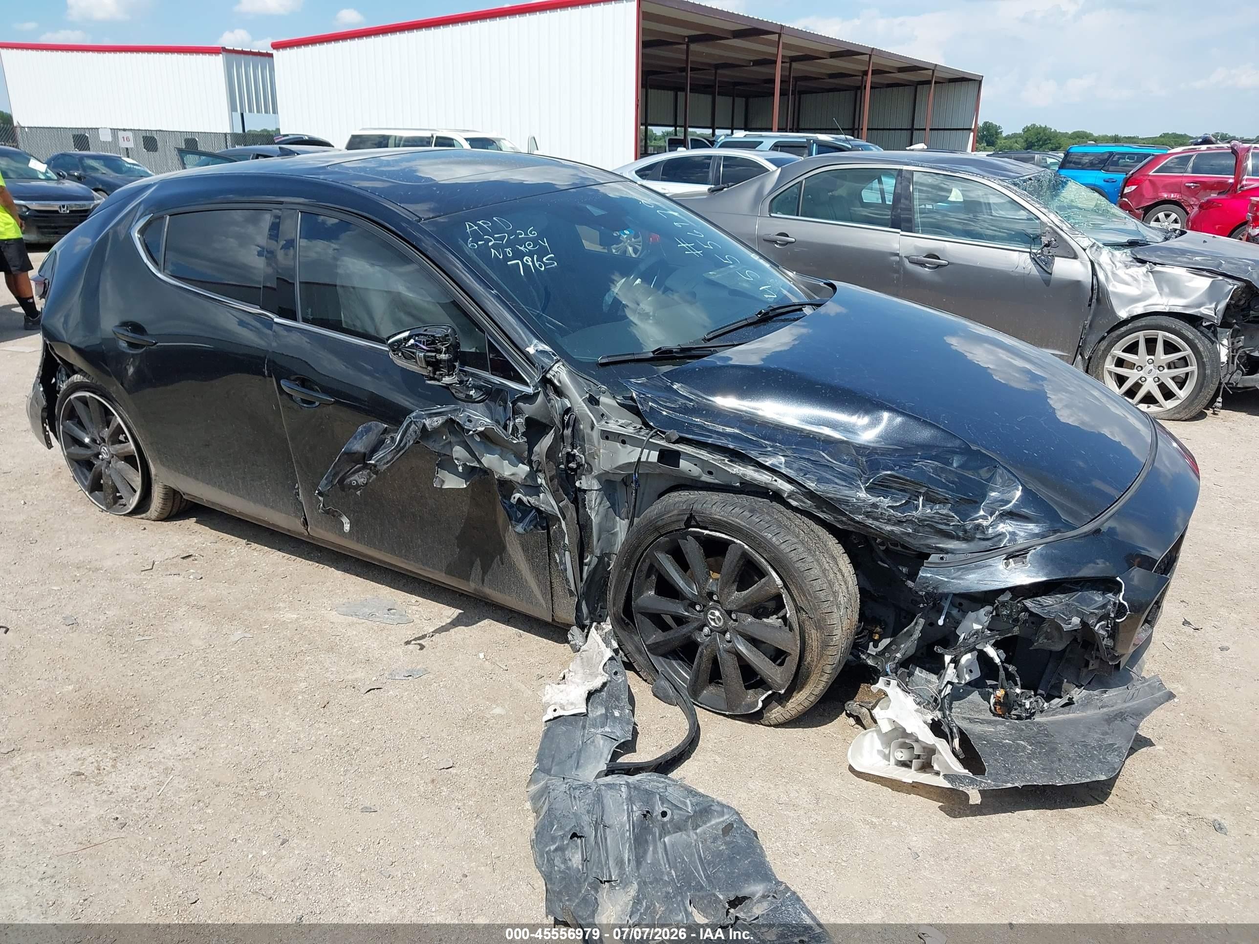 2021 Mazda 3 Premium, VIN JM1BPBML2M1307965 — Бок