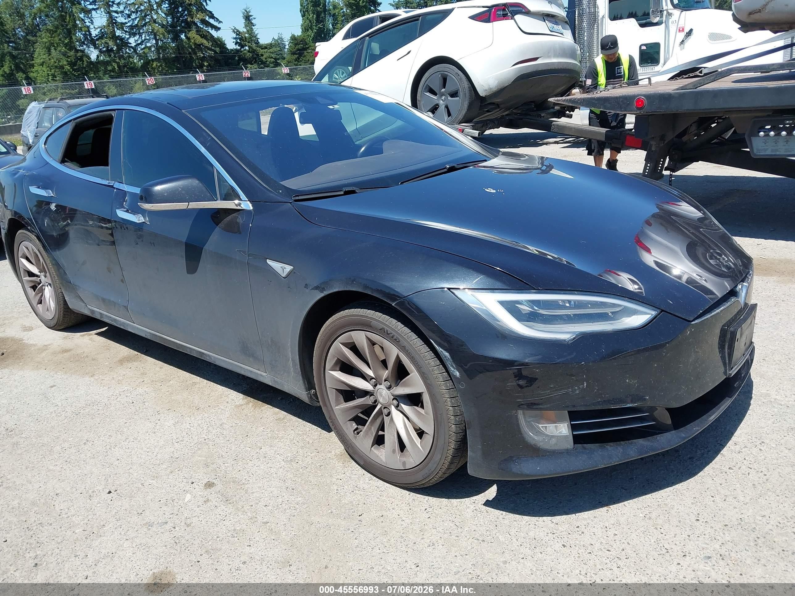 2016 Tesla Model S 90D, VIN 5YJSA1E25GF143303 — Бок
