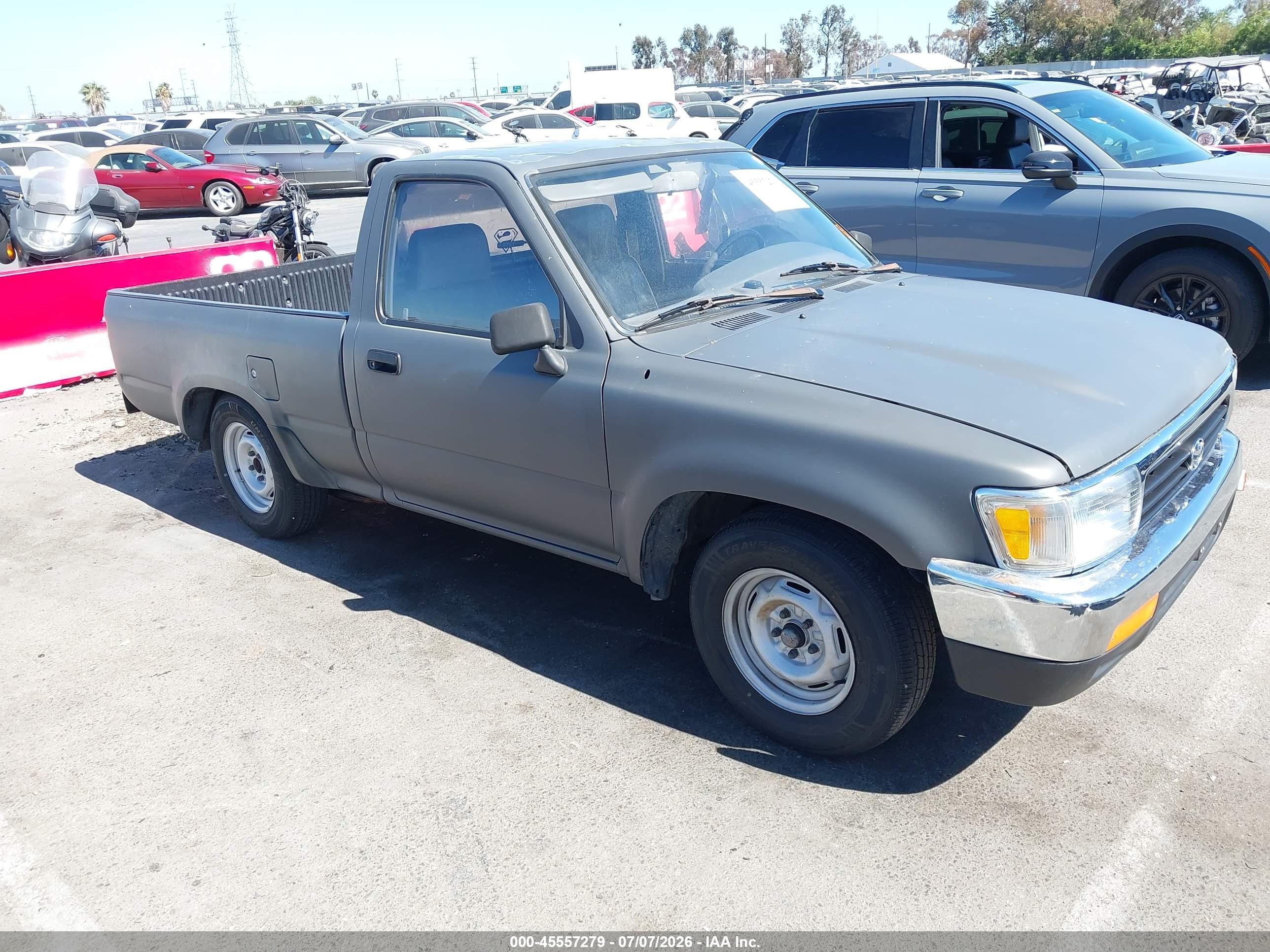 1989 Toyota Pickup DX, VIN JT4RN81P1K0021316 — Front end