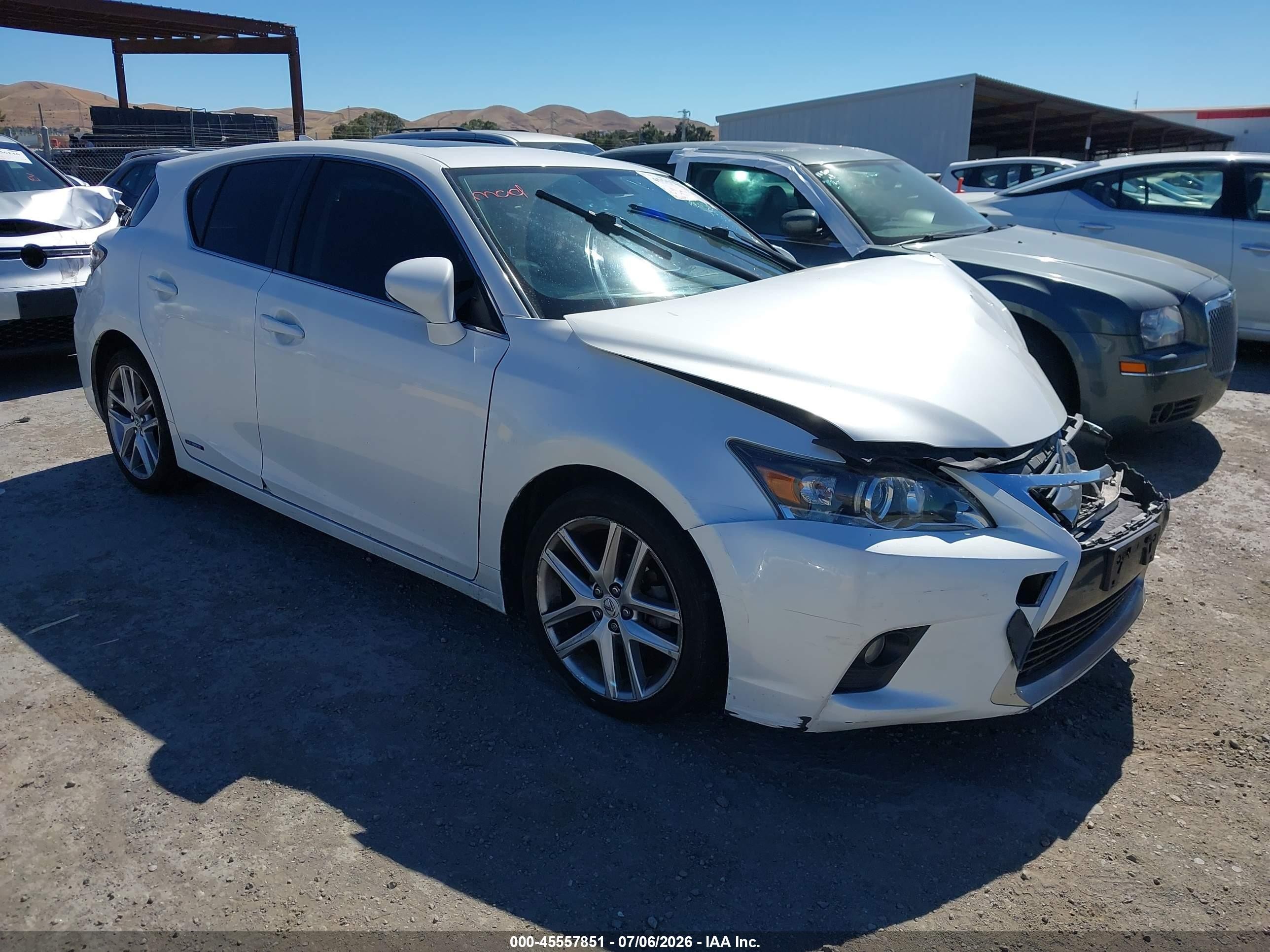 2014 Lexus CT 200h, VIN JTHKD5BH4E2208468 — Front end