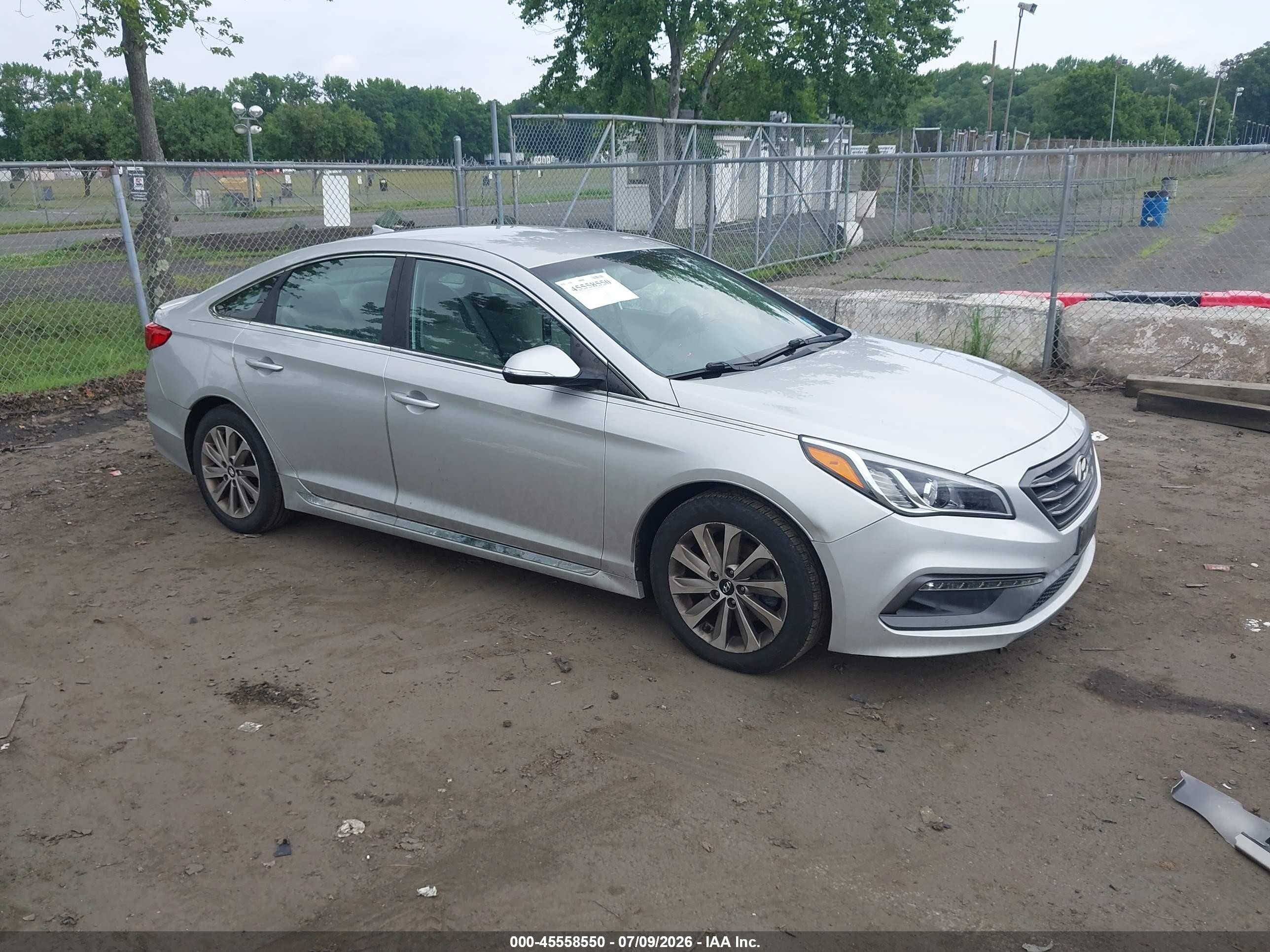 2015 Hyundai Sonata Limited, VIN 5NPE34AF7FH133776 — Side