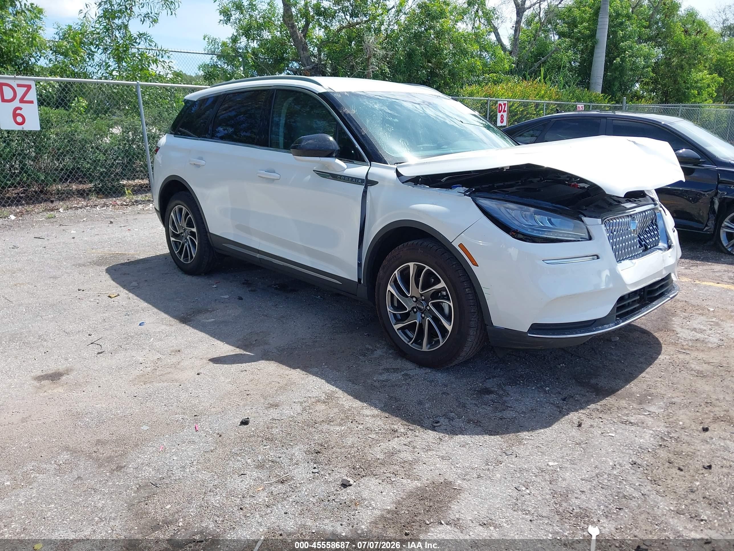 2020 Lincoln Corsair Standard, VIN 5LMCJ1C99LUL24189 — Front end