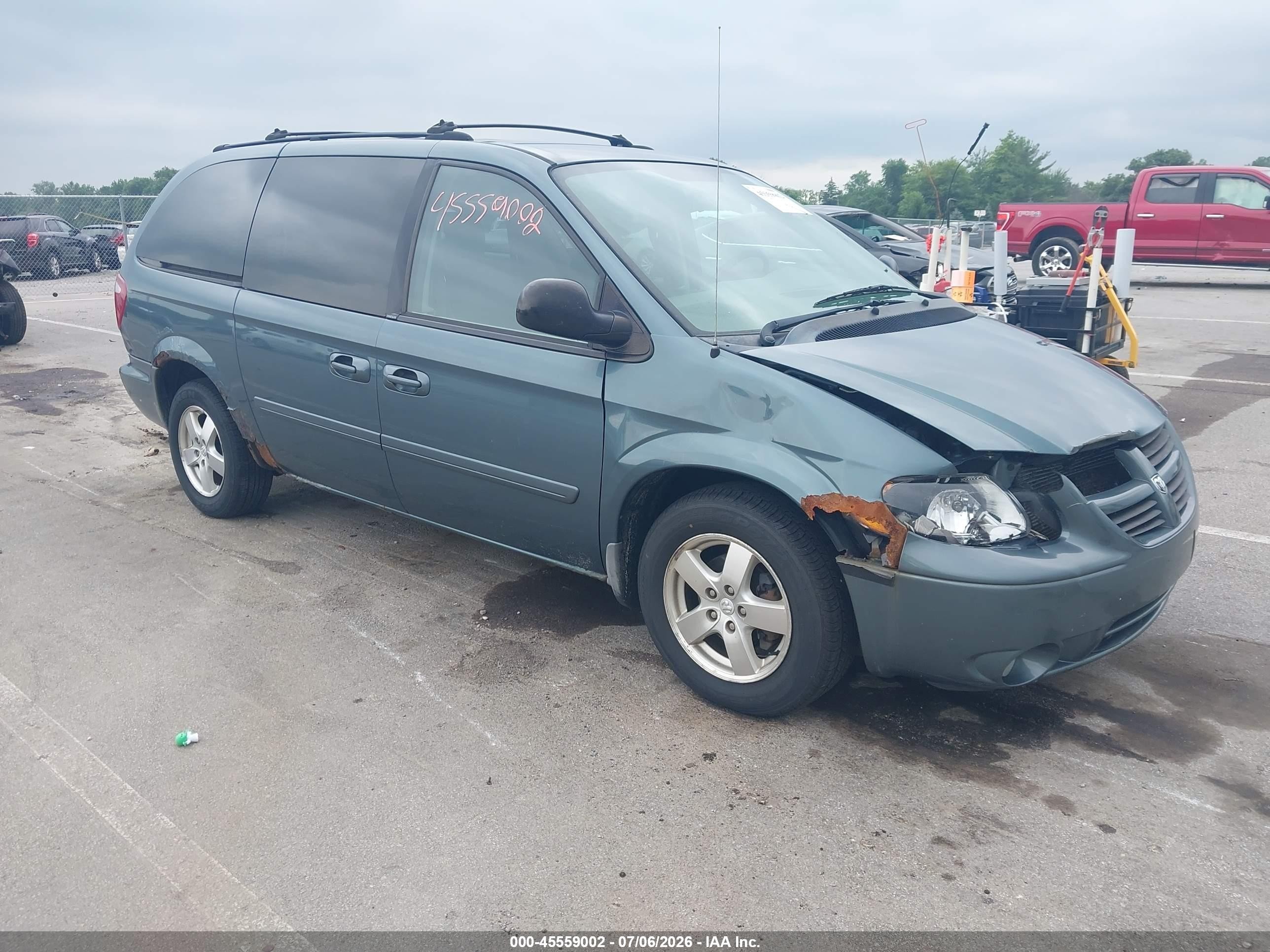 2005 Dodge Caravan SXT, VIN 2D4GP44L15R397448 — Front end