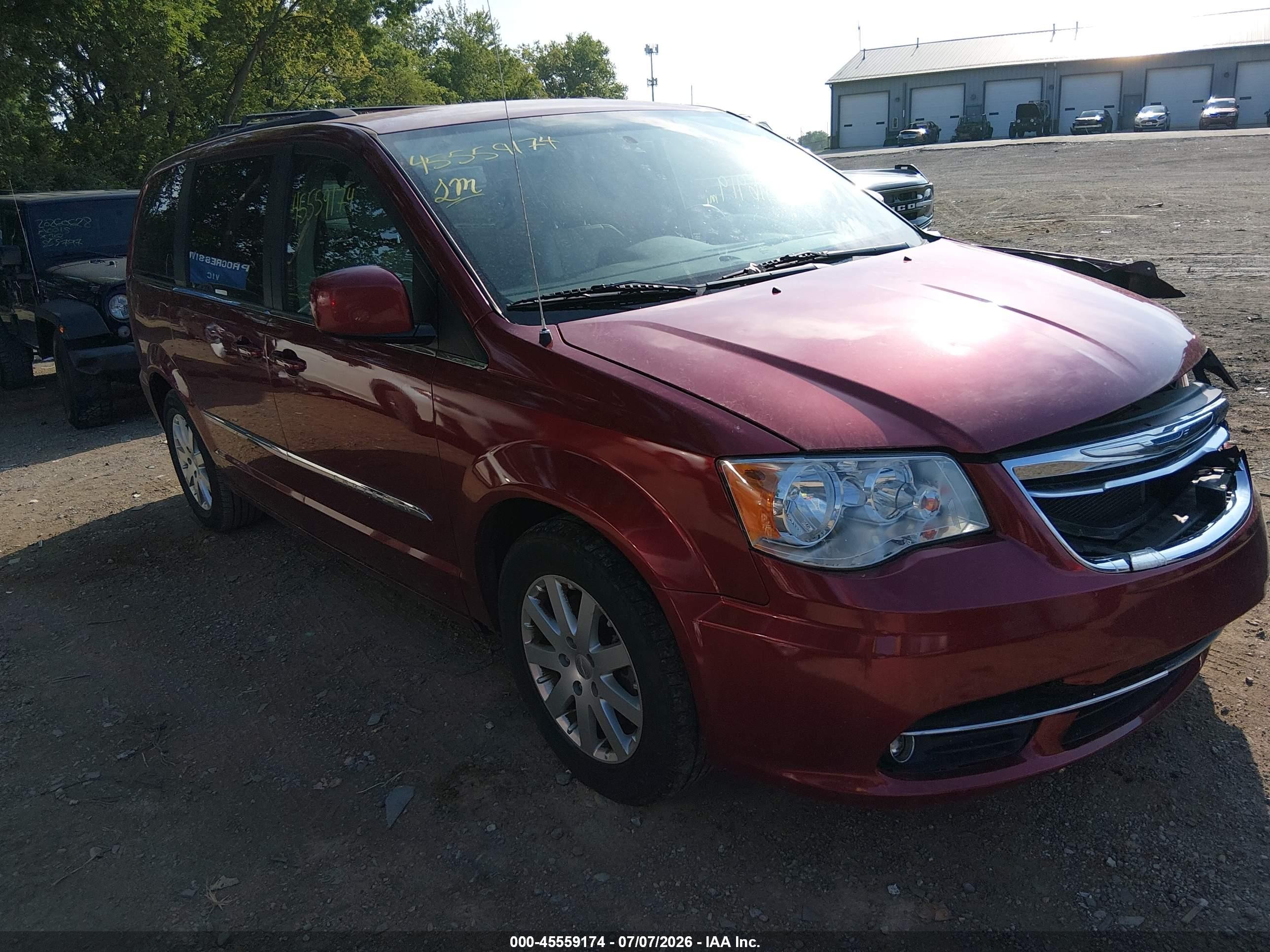 2013 Chrysler Town & Country Touring, VIN 2C4RC1BG0DR541091 — Перед