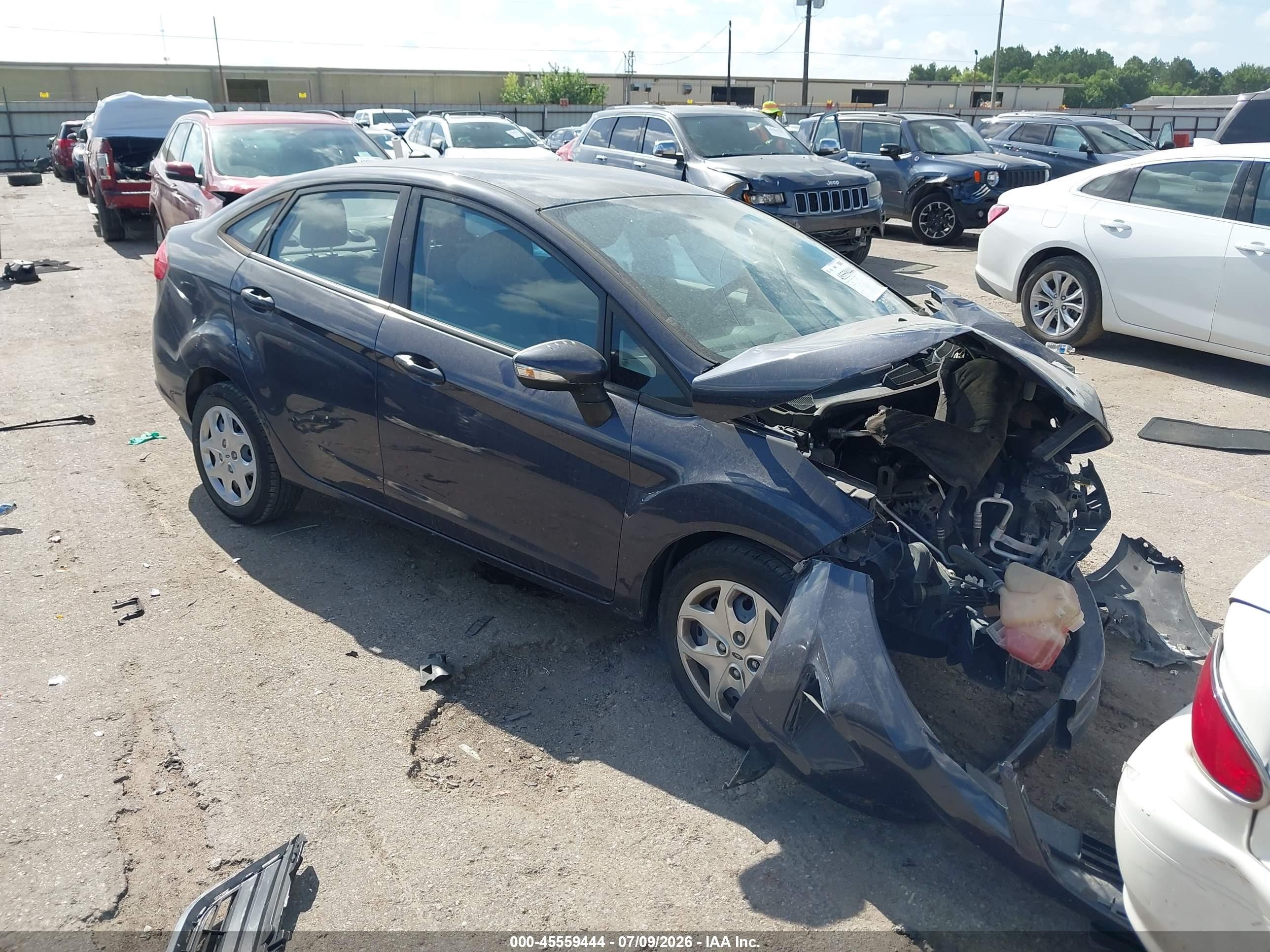2013 Ford Fiesta SE, VIN 3FADP4BJ9DM194241 — Front end