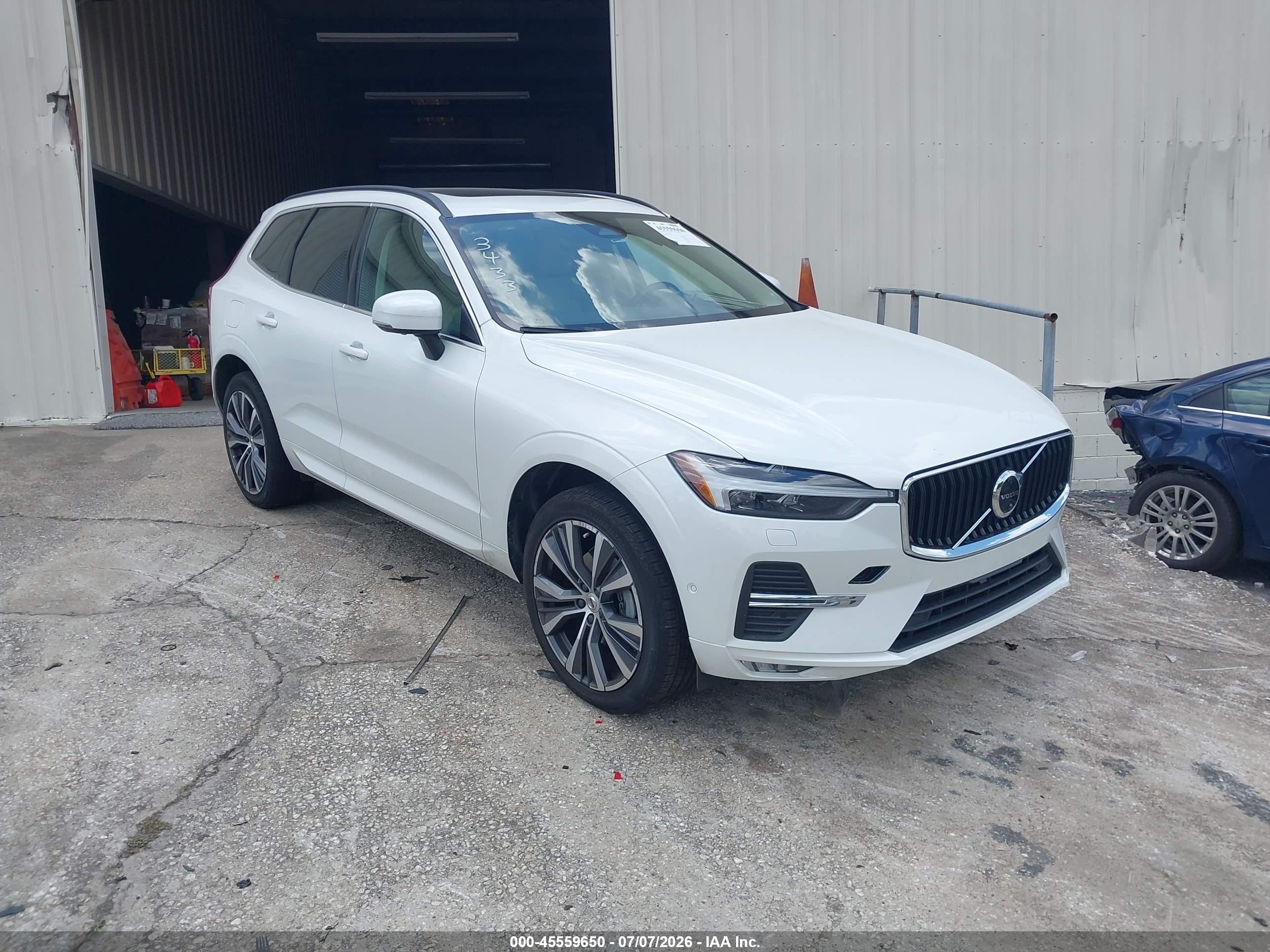2022 Volvo XC60 Momentum, VIN YV4L12DK0N1003433 — Rear end