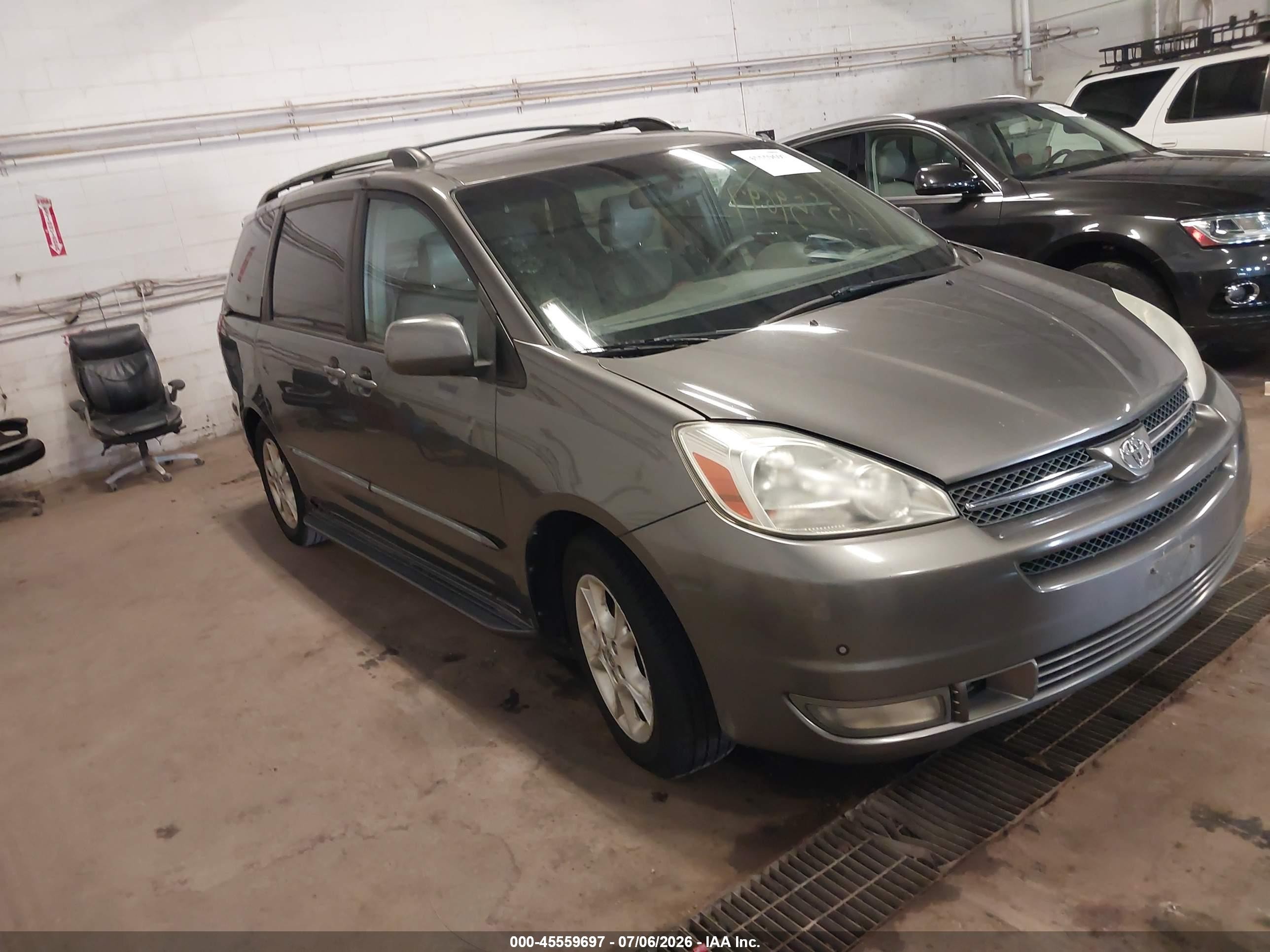 2004 Toyota Sienna XLE, VIN 5TDZA22C04S034952 — Normal wear