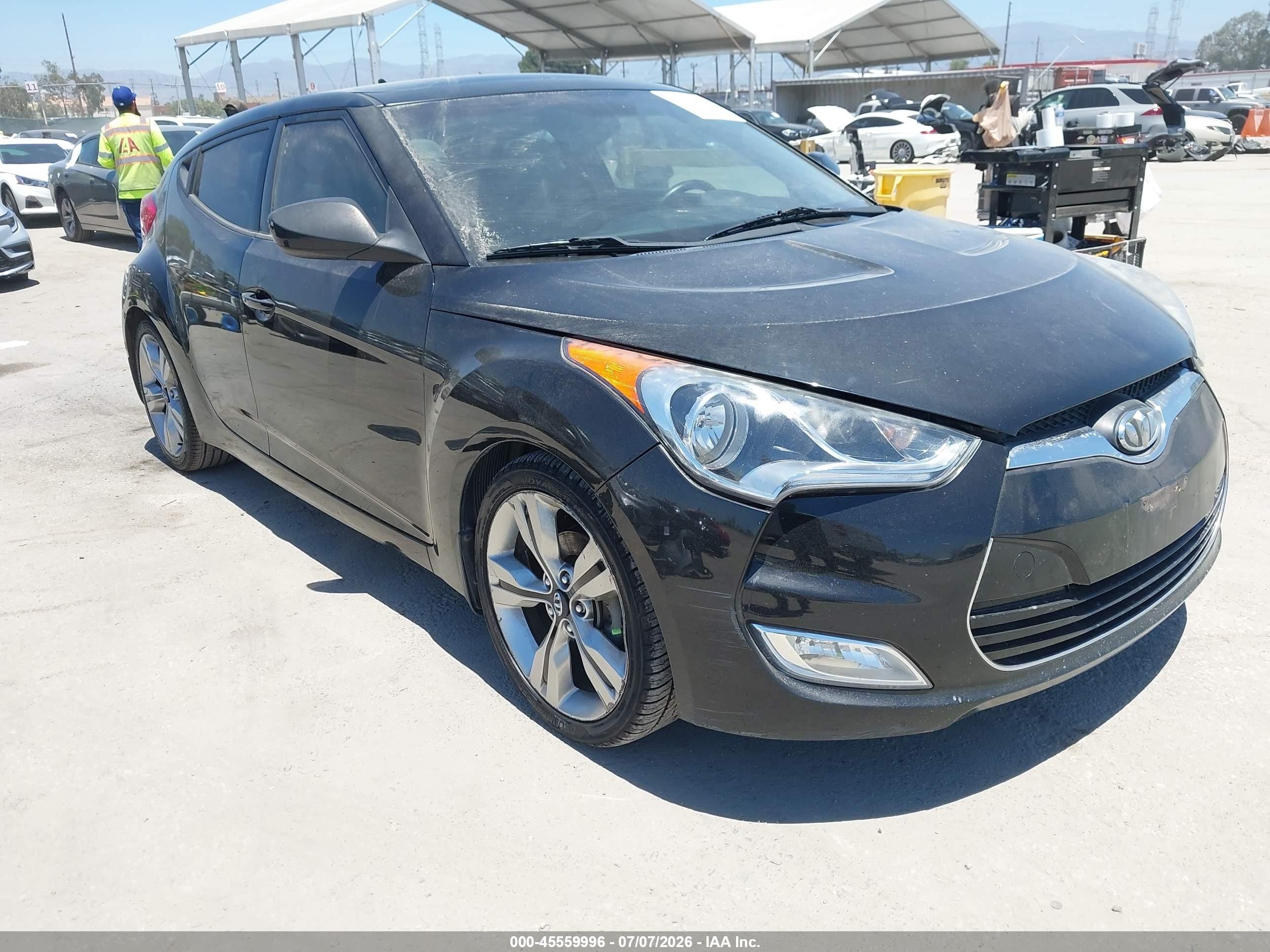 2013 Hyundai Veloster w/Black Int, VIN KMHTC6AD2DU098032 — Front end