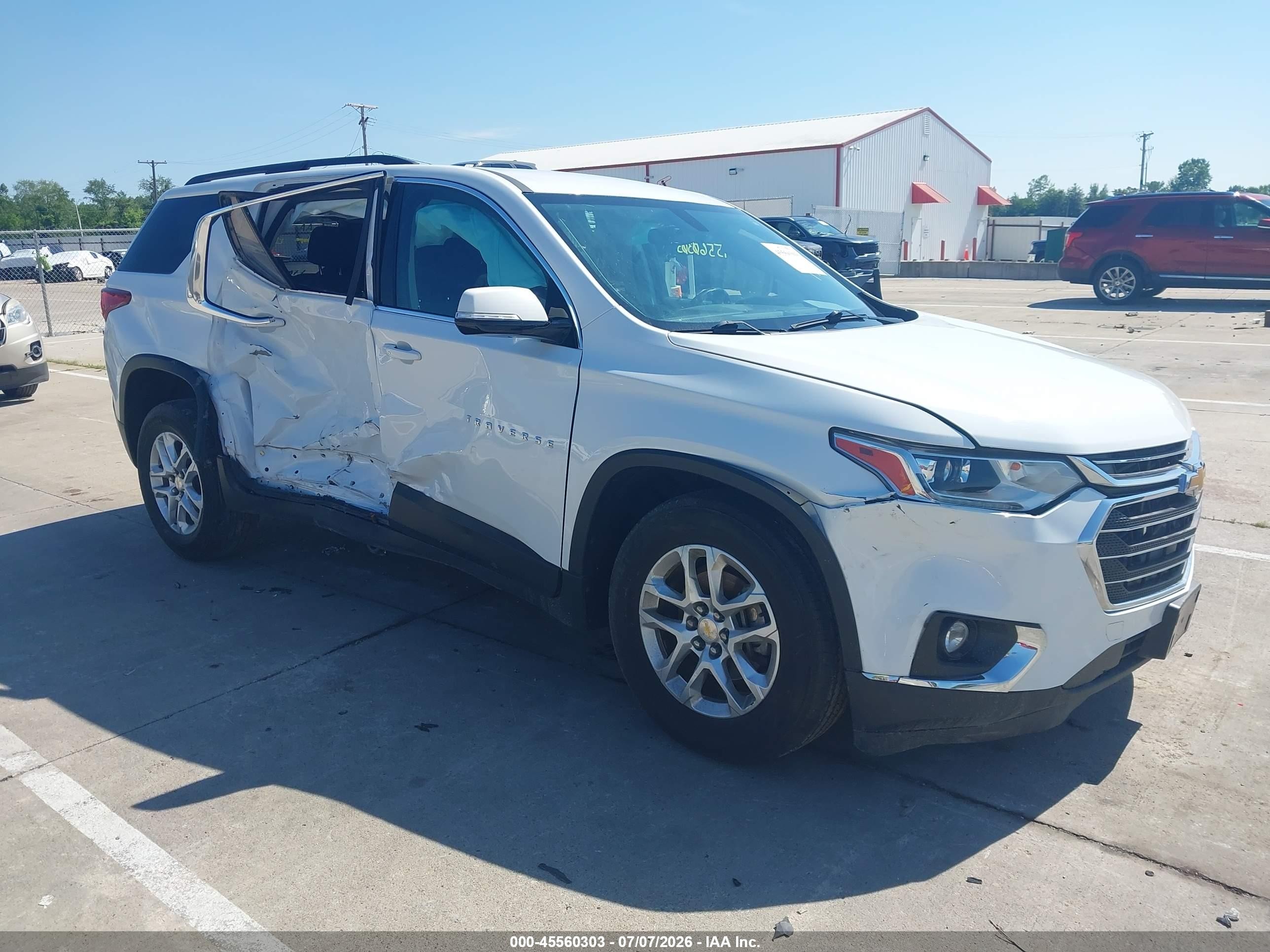2019 Chevrolet Traverse LT Cloth, VIN 1GNEVGKW8KJ216586 — Side