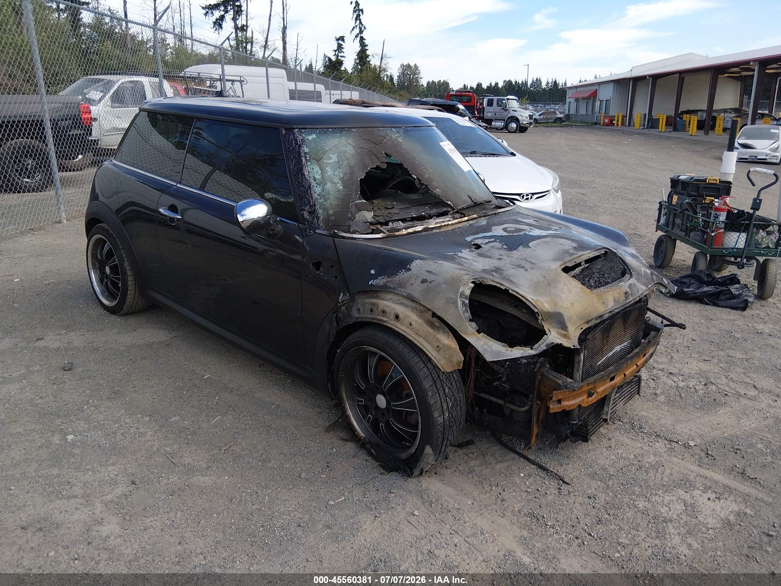 2009 MINI Hardtop S, VIN WMWMF73509TT95015 — Пожар в моторном отсеке
