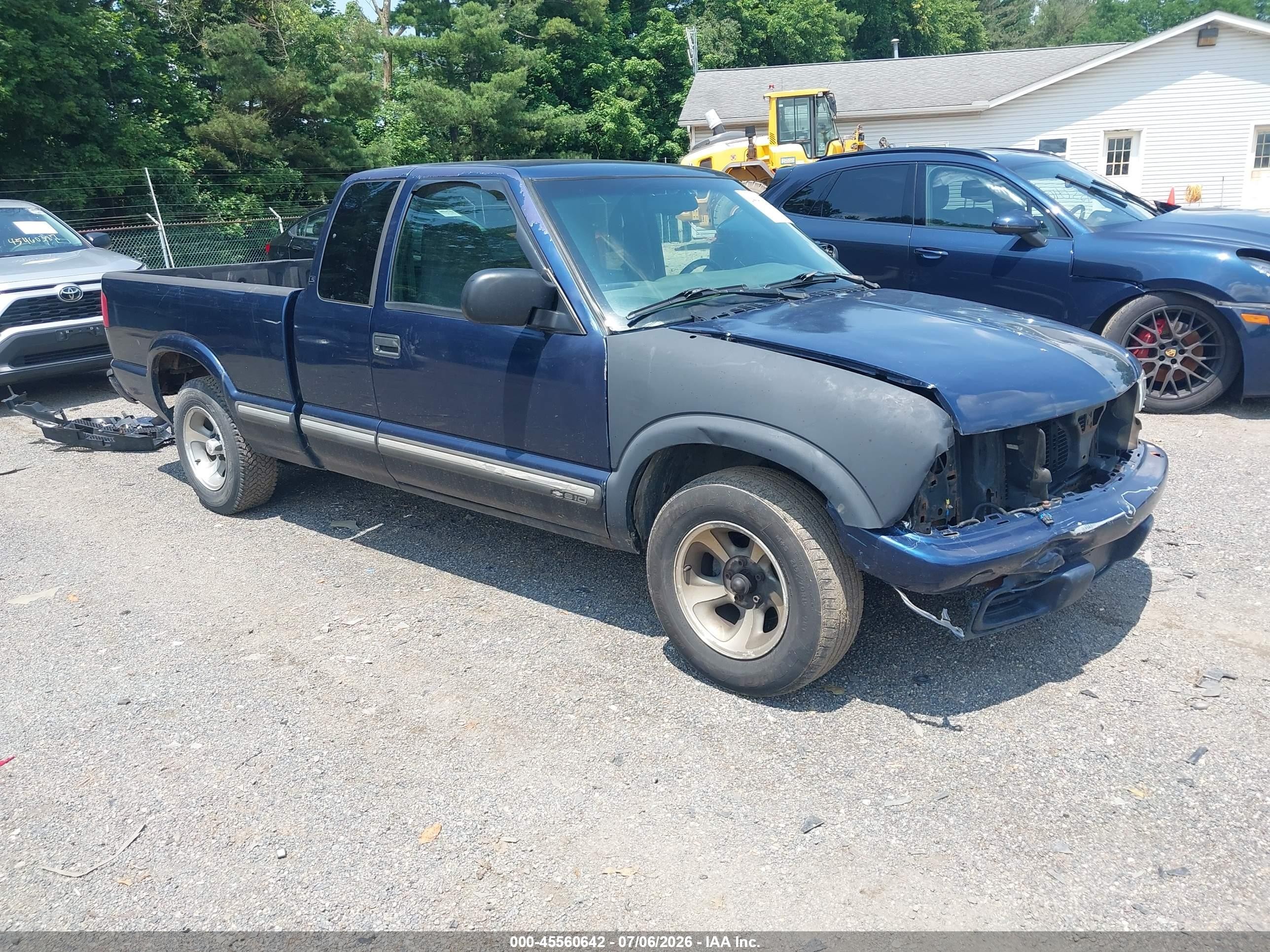 2001 Chevrolet S-10 LS, VIN 1GCCS19W618175697 — Front end