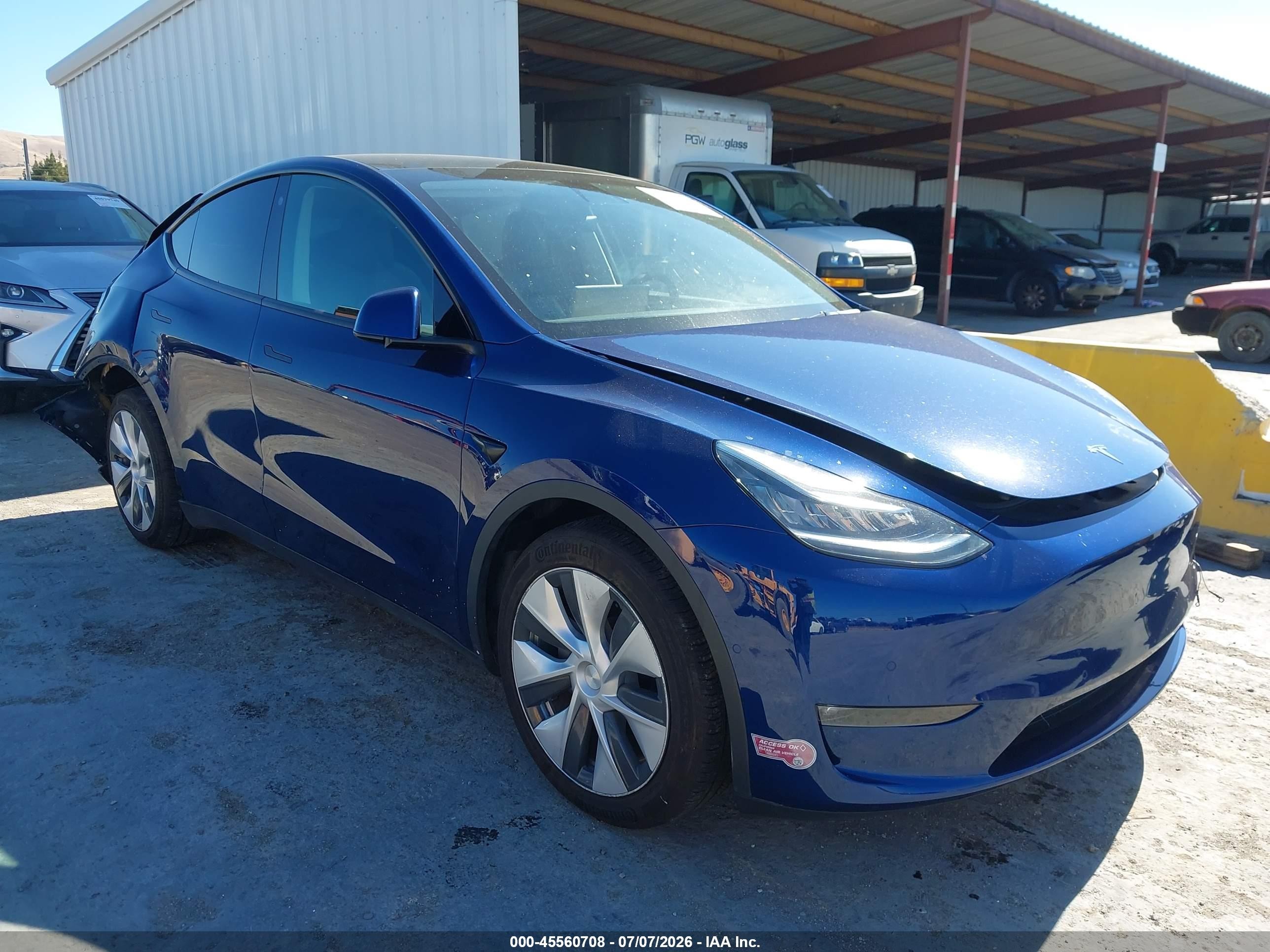 2021 Tesla Model Y Long Range, VIN 5YJYGDEEXMF213782 — Rear end