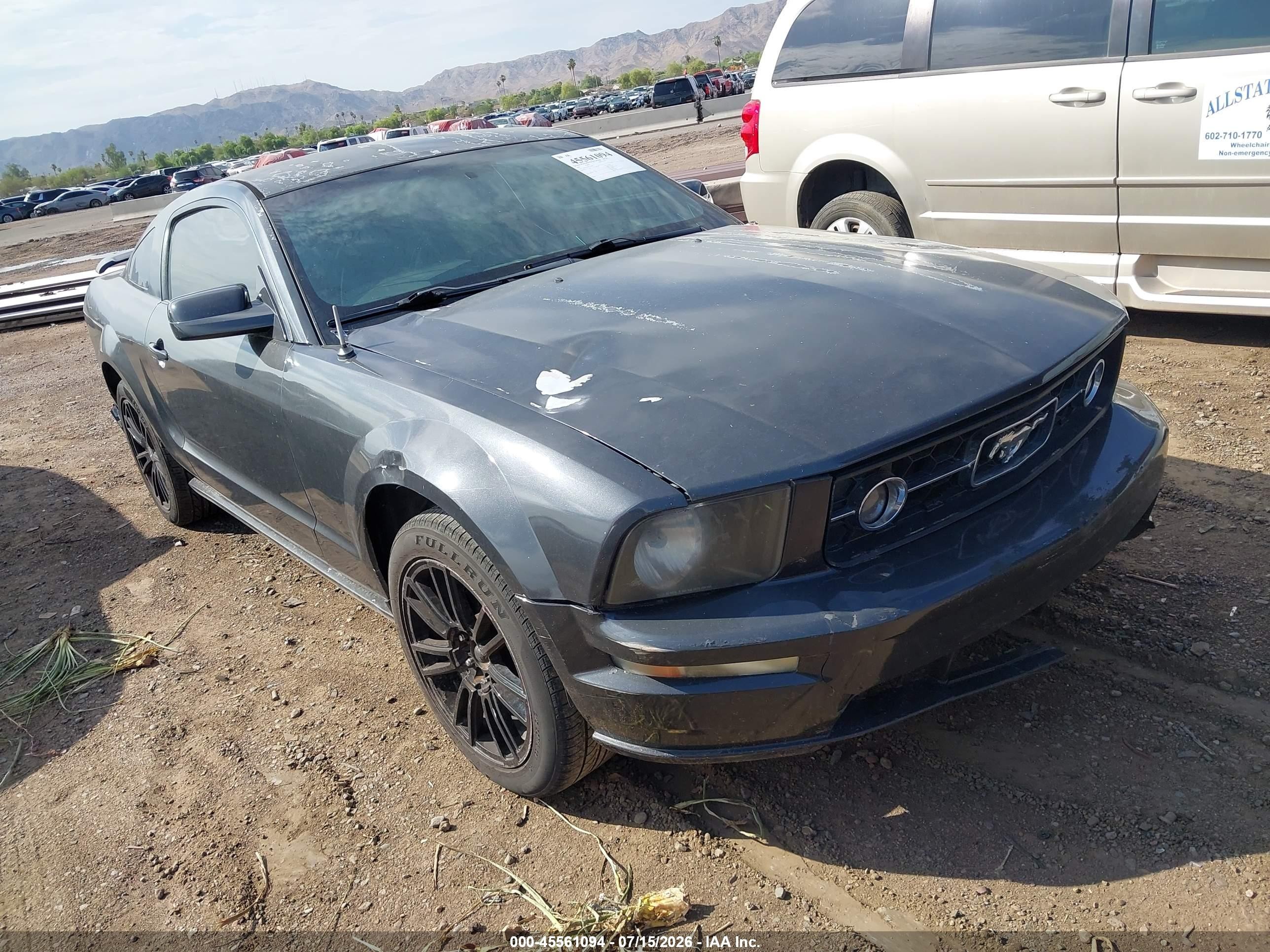 2007 Ford Mustang Deluxe, VIN 1ZVFT80N075331408 — Перед